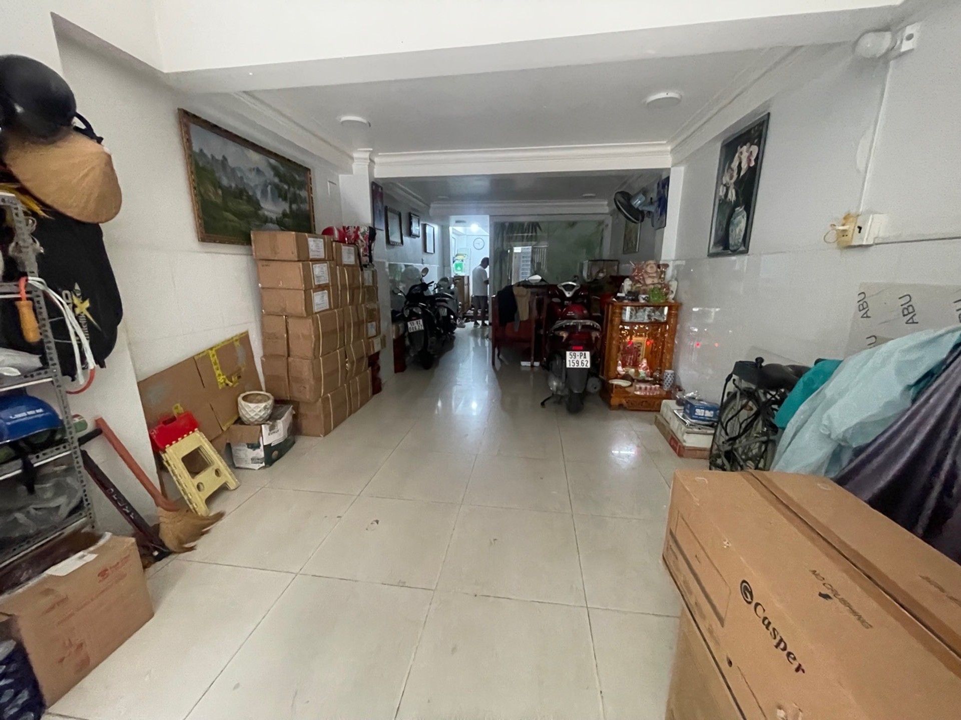 Nhà 5 tầng Lạc Long Quân, hiếm có khó tìm