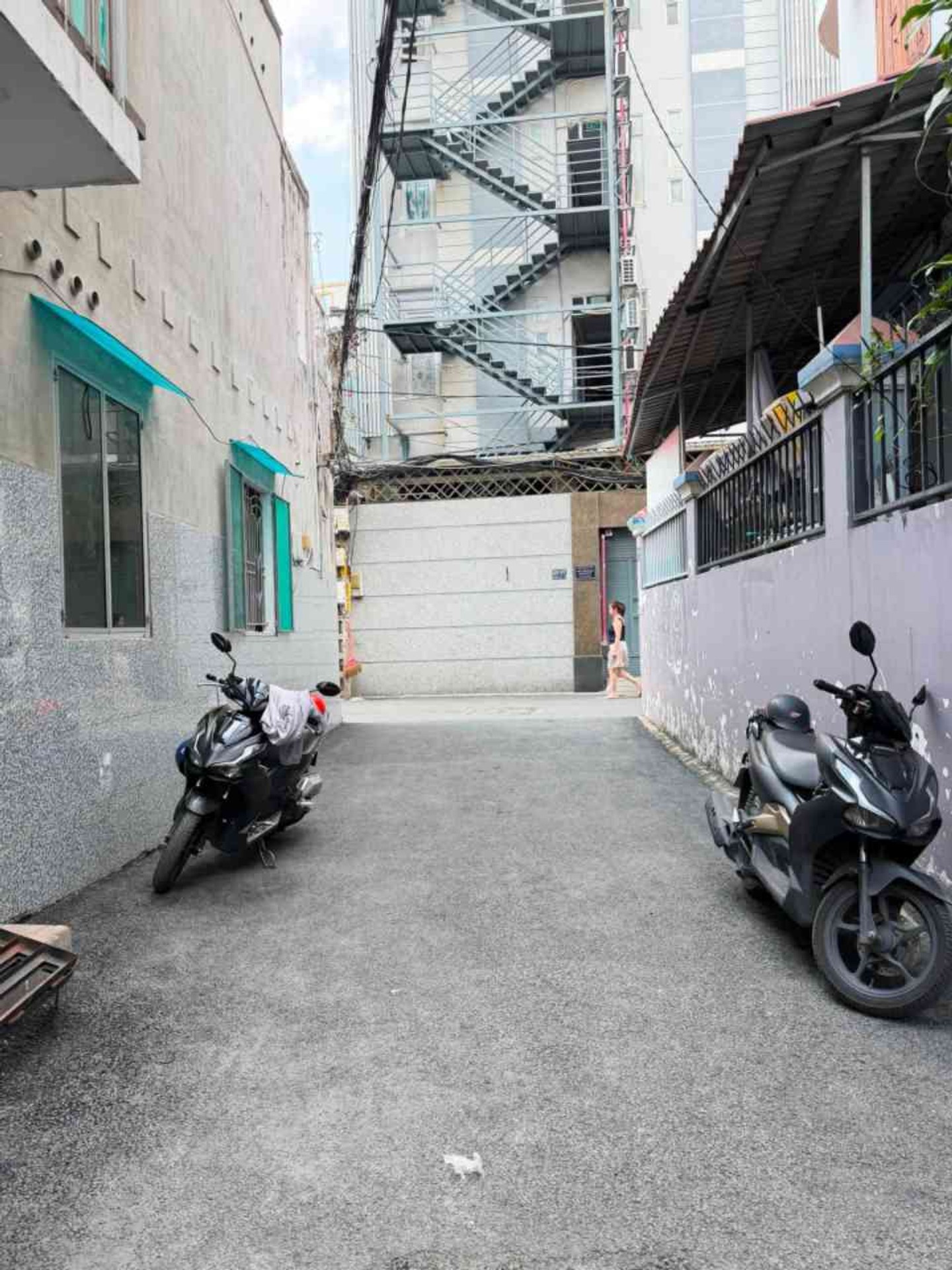 Nhà 4 tầng mới, hẻm ô tô, Nguyễn Tư Giản tiện nghi