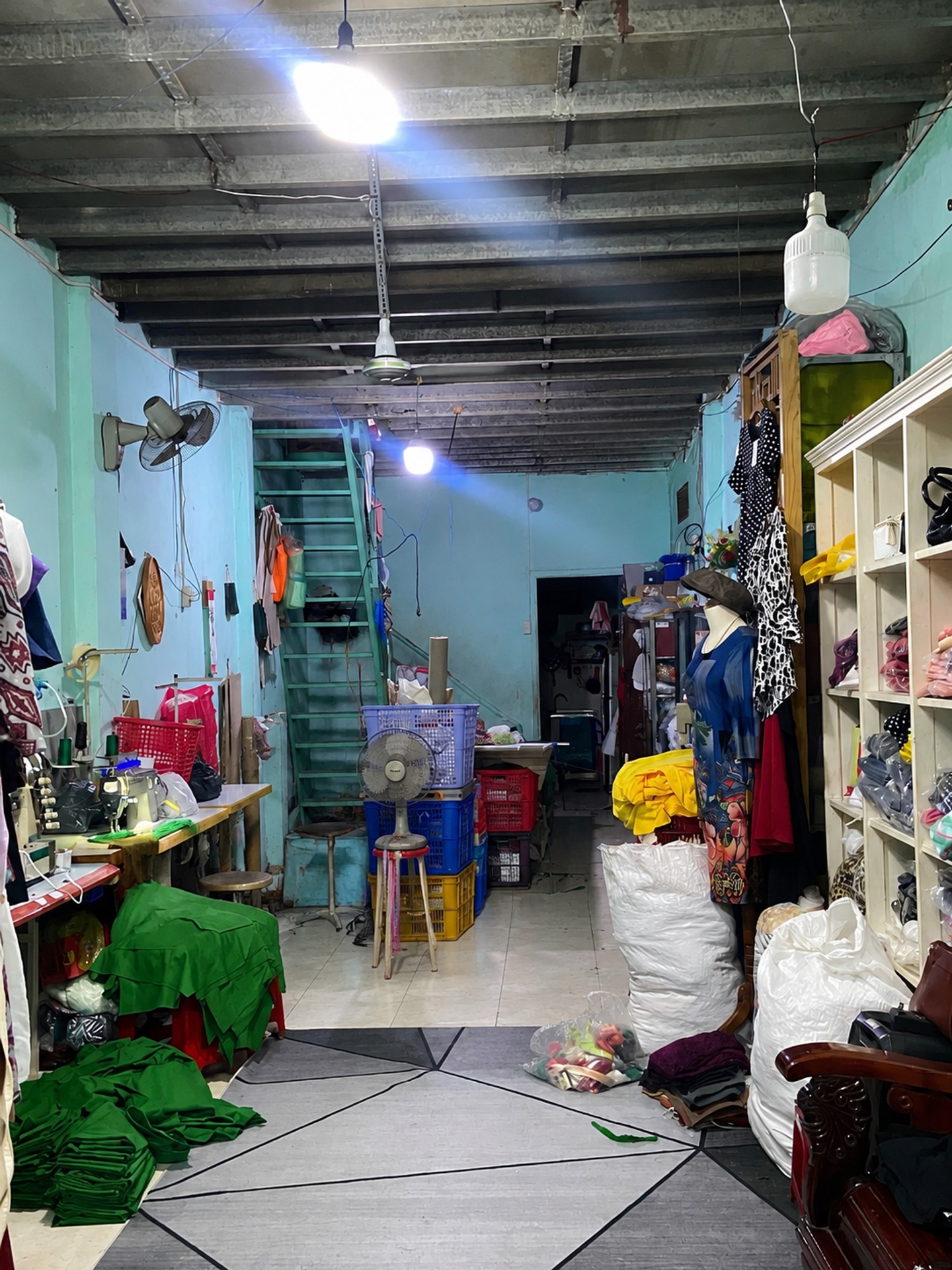 Nhà 2 tầng, xe hơi đỗ cửa, vị trí siêu tiện lợi tại Tân Phú