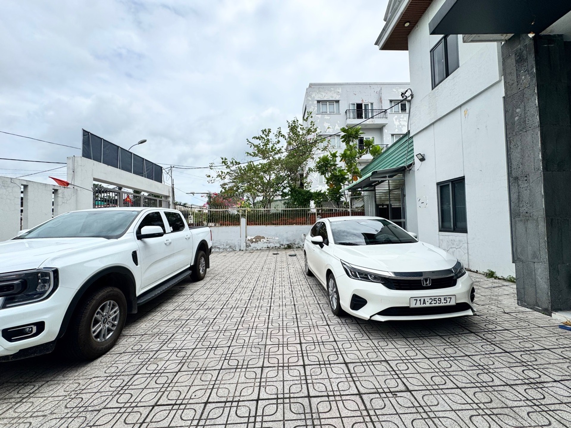 Biệt thự mặt phố rộng rãi, đầu tư sinh lời hấp dẫn