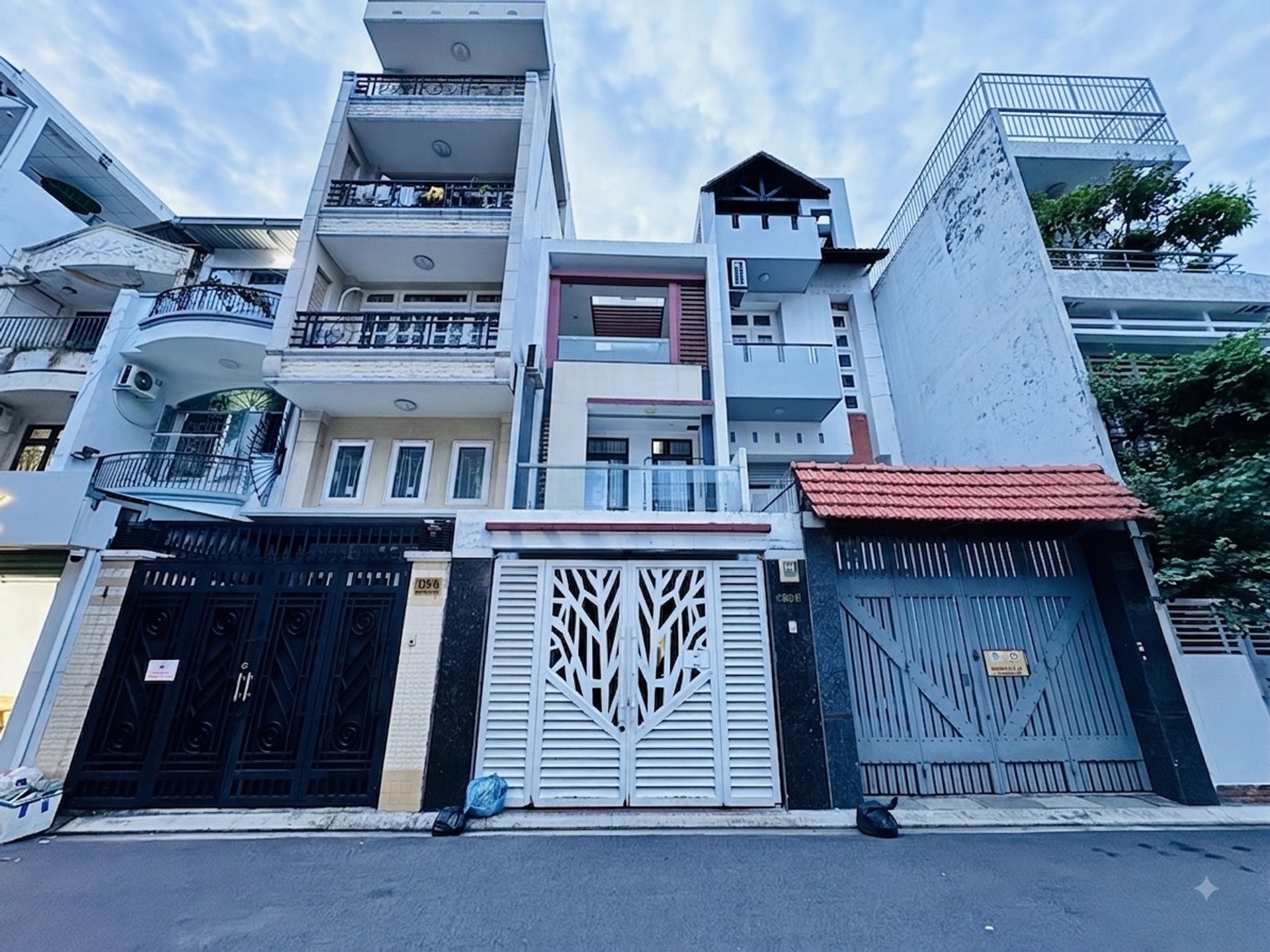 Nhà đẹp Nguyễn Kiệm, 3 tầng thoáng rộng giá cực tốt