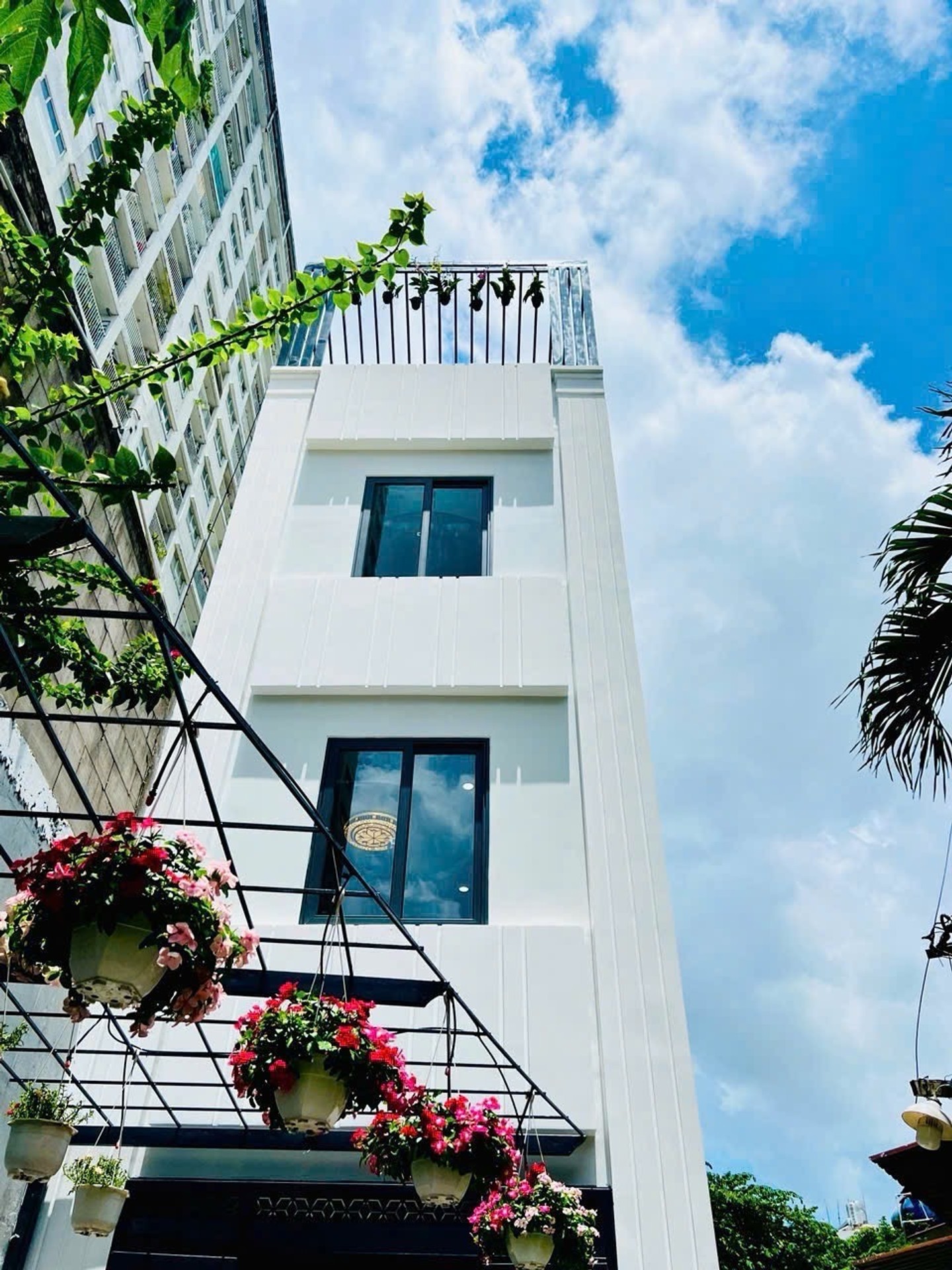 Nhà góc 4 tầng xây mới, full nội thất, cực thoáng ở Phạm Văn Chiêu