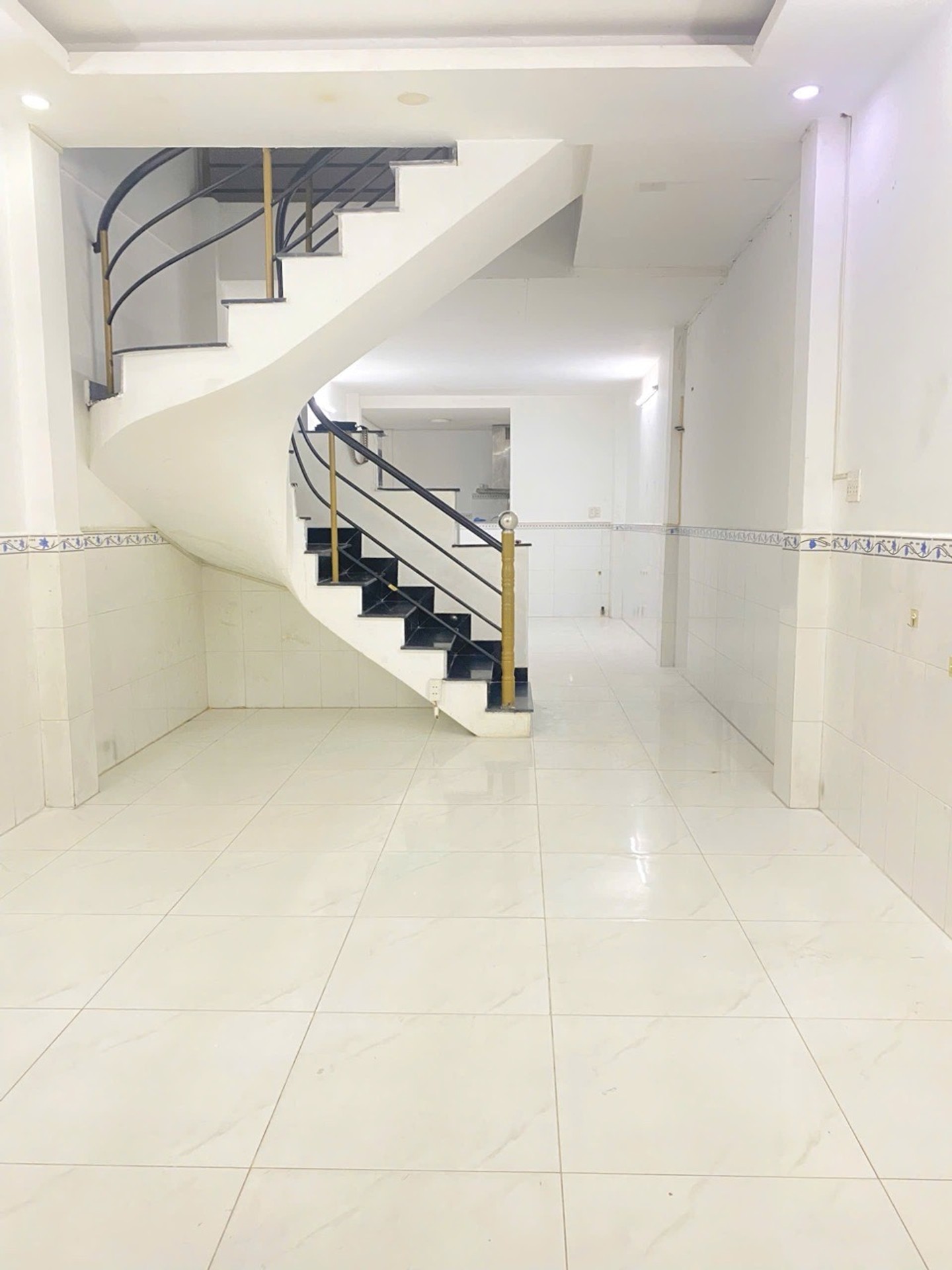 Nhà mặt phố 2 tầng giá cực tốt, tiềm năng kinh doanh hấp dẫn