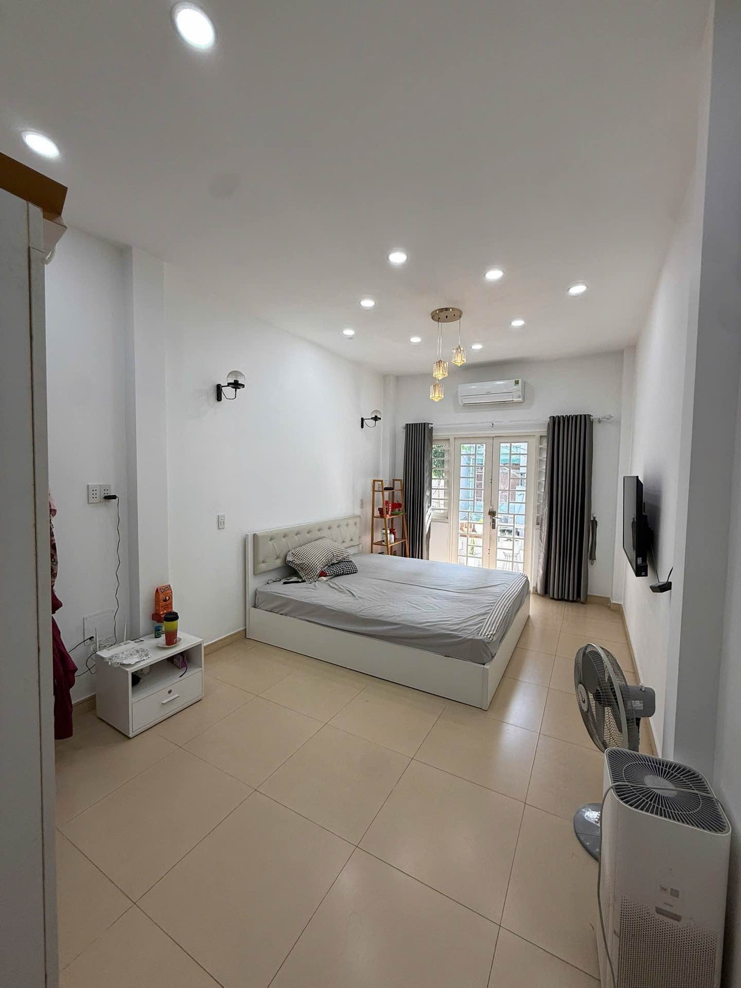 Nhà 4 tầng 2 mặt tiền gần phố ẩm thực Phan Xích Long