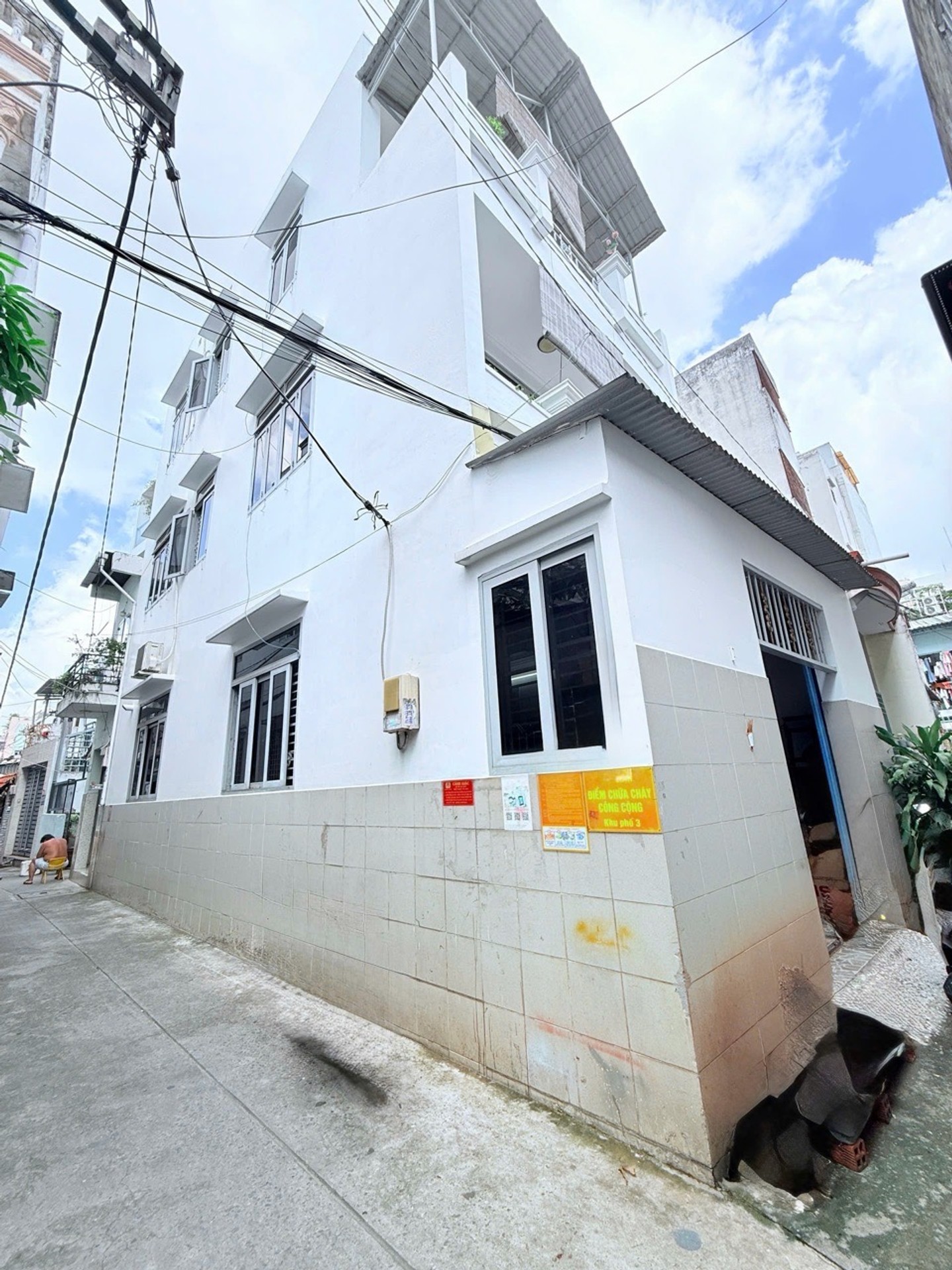Nhà đẹp Tân Bình, xe hơi đậu cửa, 4 phòng ngủ rộng rãi