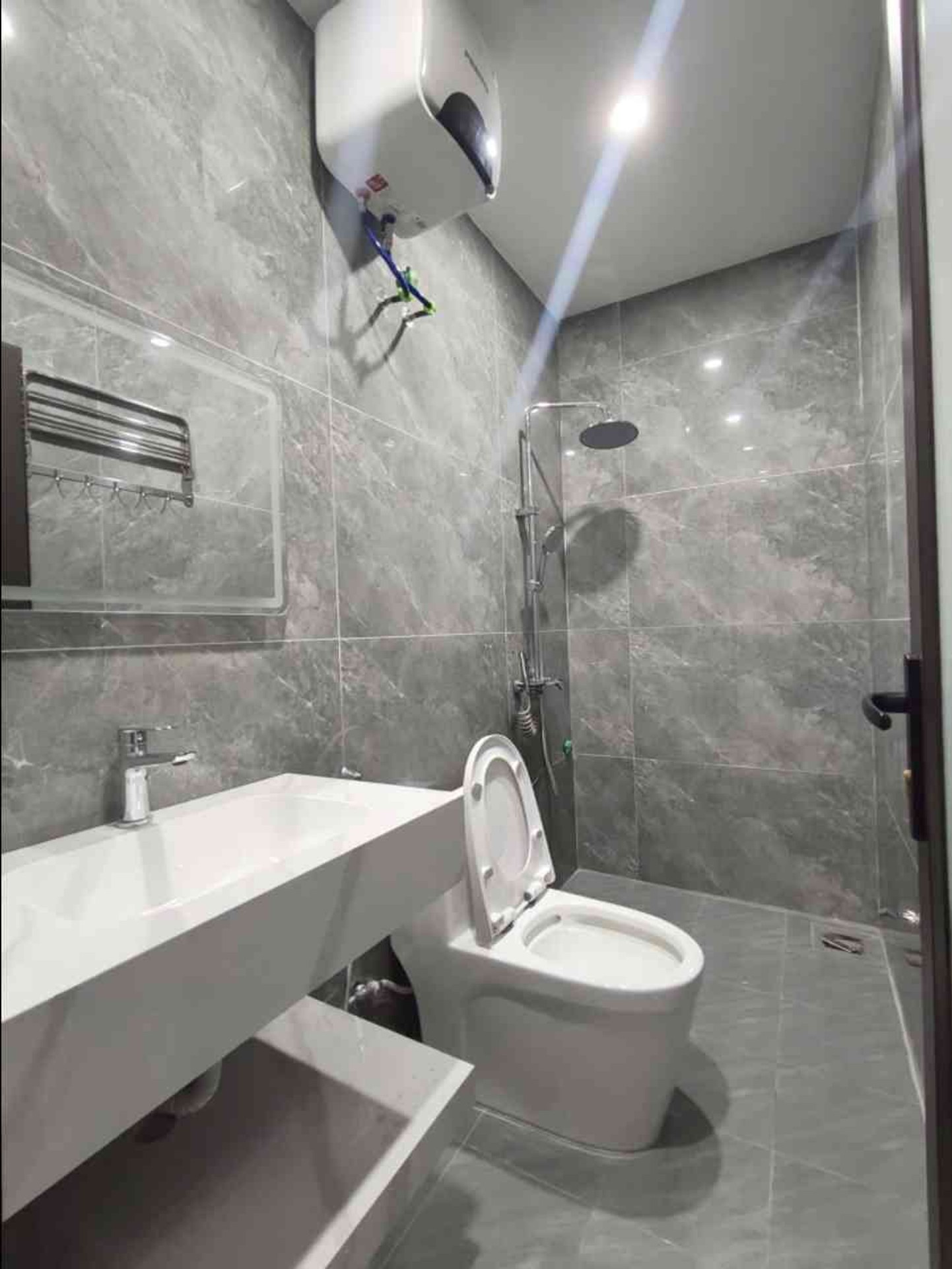Nhà 4 tầng mới xây, vị trí đắc địa Đà Nẵng, giá cực hấp dẫn