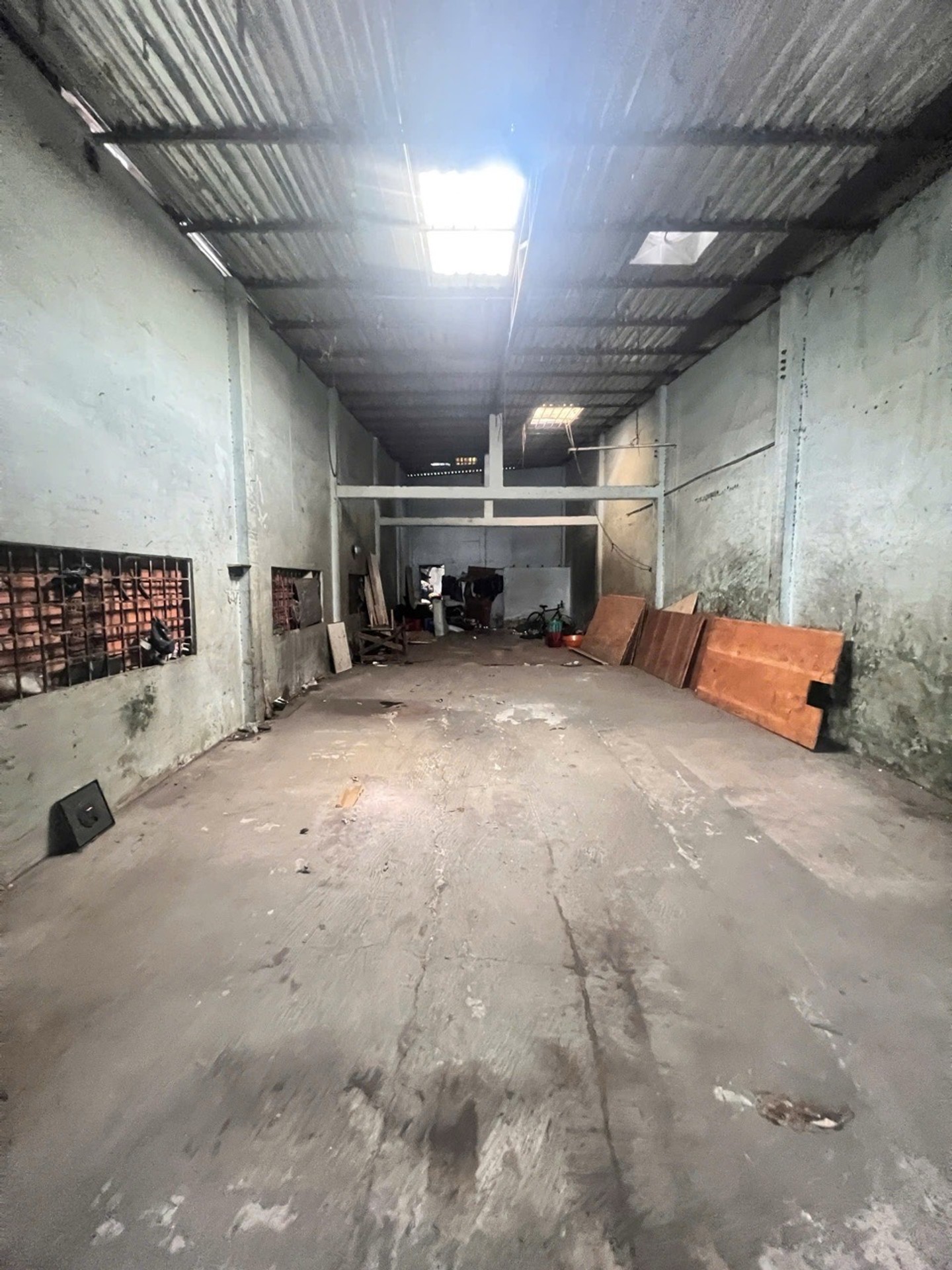 Nhà mặt tiền rộng 5,6m giá tốt tại quận Tân Phú
