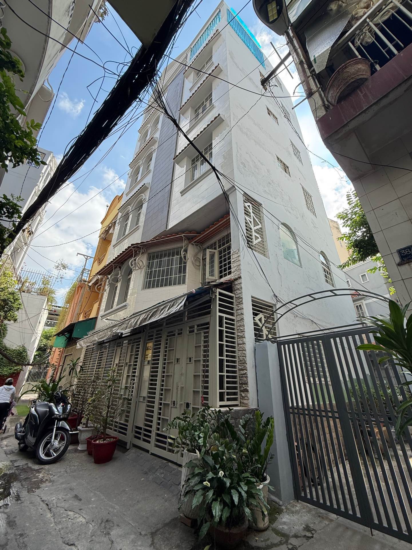 Nhà 6 tầng 12 phòng CHDV gần hẻm nhựa xe hơi tránh