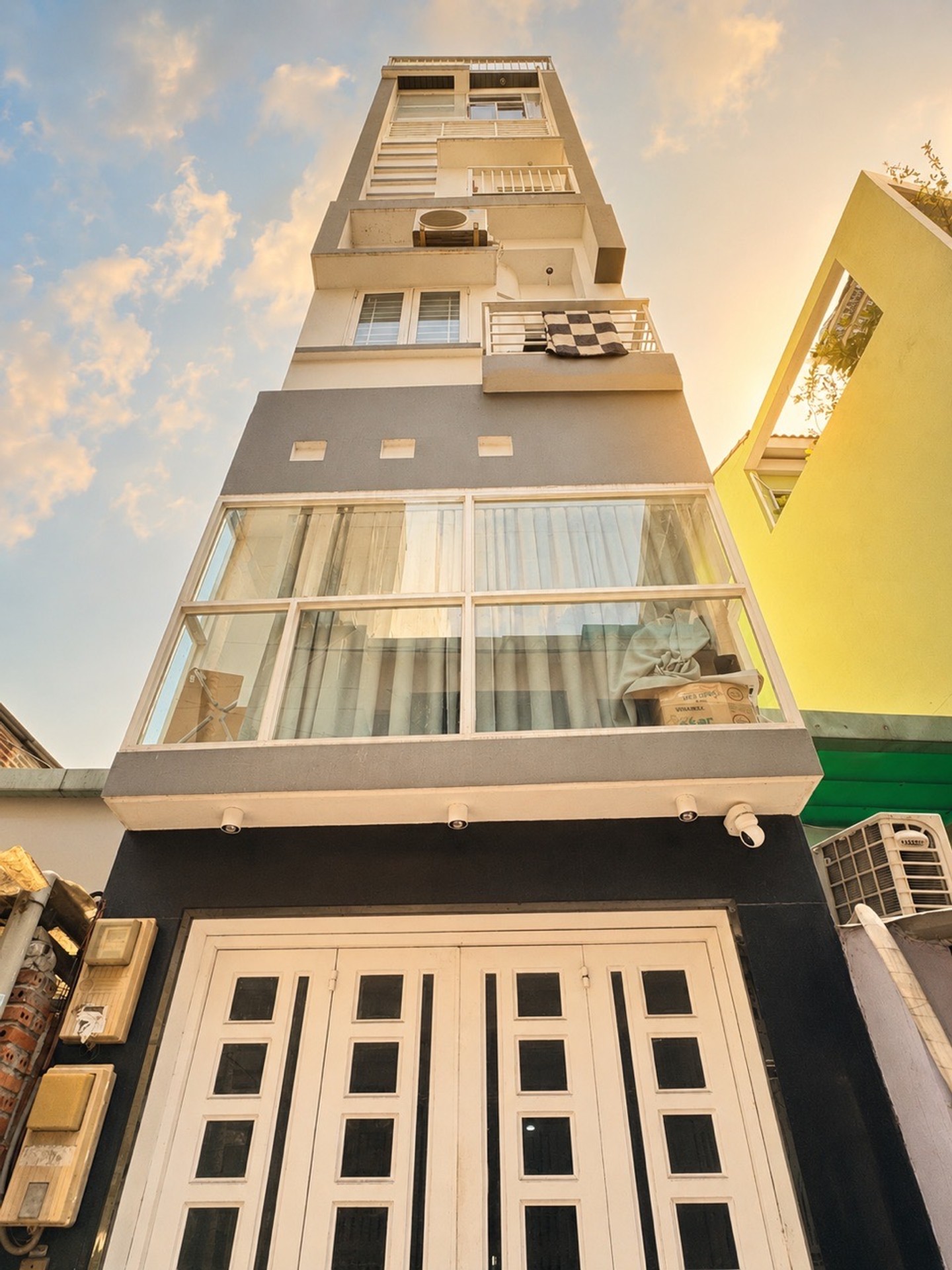 Nhà cho thuê sầm uất Quận 1, 8 căn đầy đủ nội thất