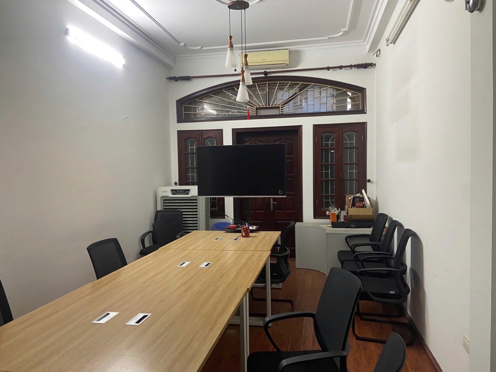 Bán nhà mặt phố Hoàng Văn Thái , 67m2, kinh doanh tốt, vỉa hè rộng oto vào nhà giá chỉ 33 tỷ
