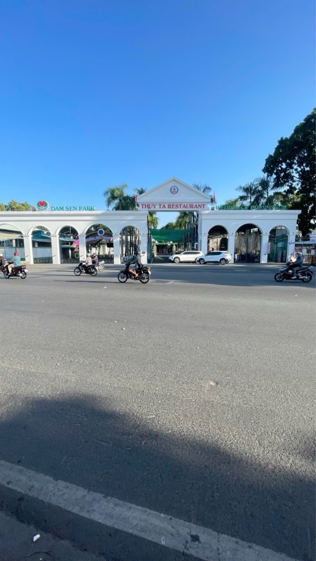 Nhà 2 tầng giá sốc gần Đầm Sen, tuyệt vời cho kinh doanh