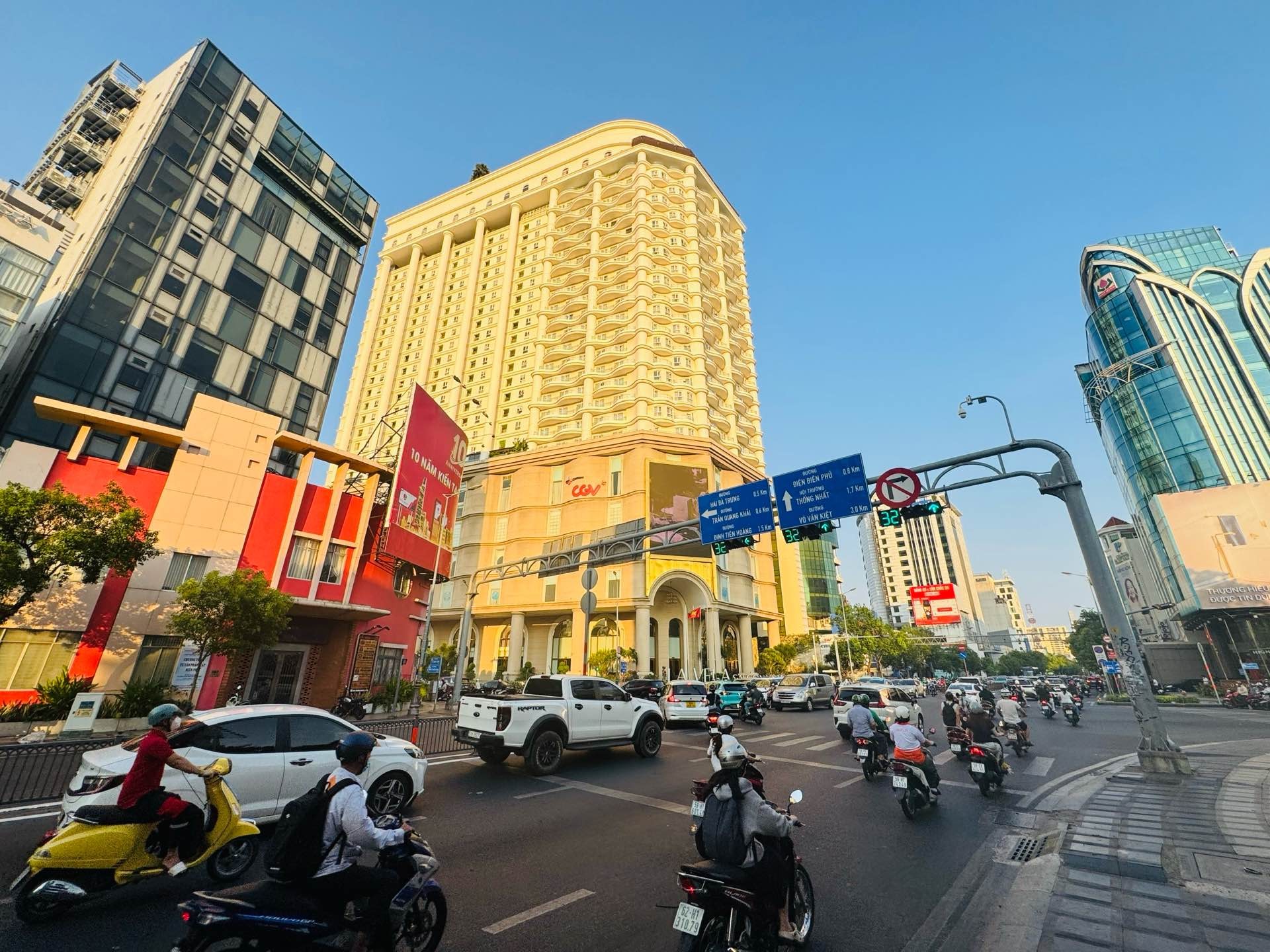 Nhà mặt phố sầm uất, vị trí vàng, giá hấp dẫn