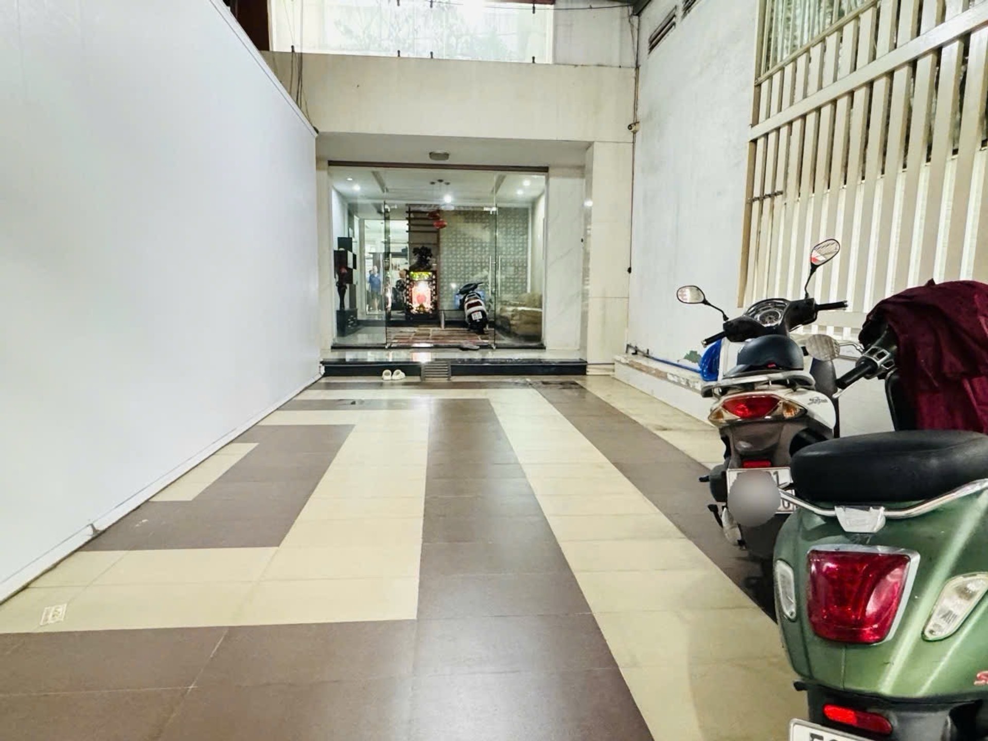 Bán nhà mặt phố 2 tầng mặt tiền rộng tại Tân Phú
