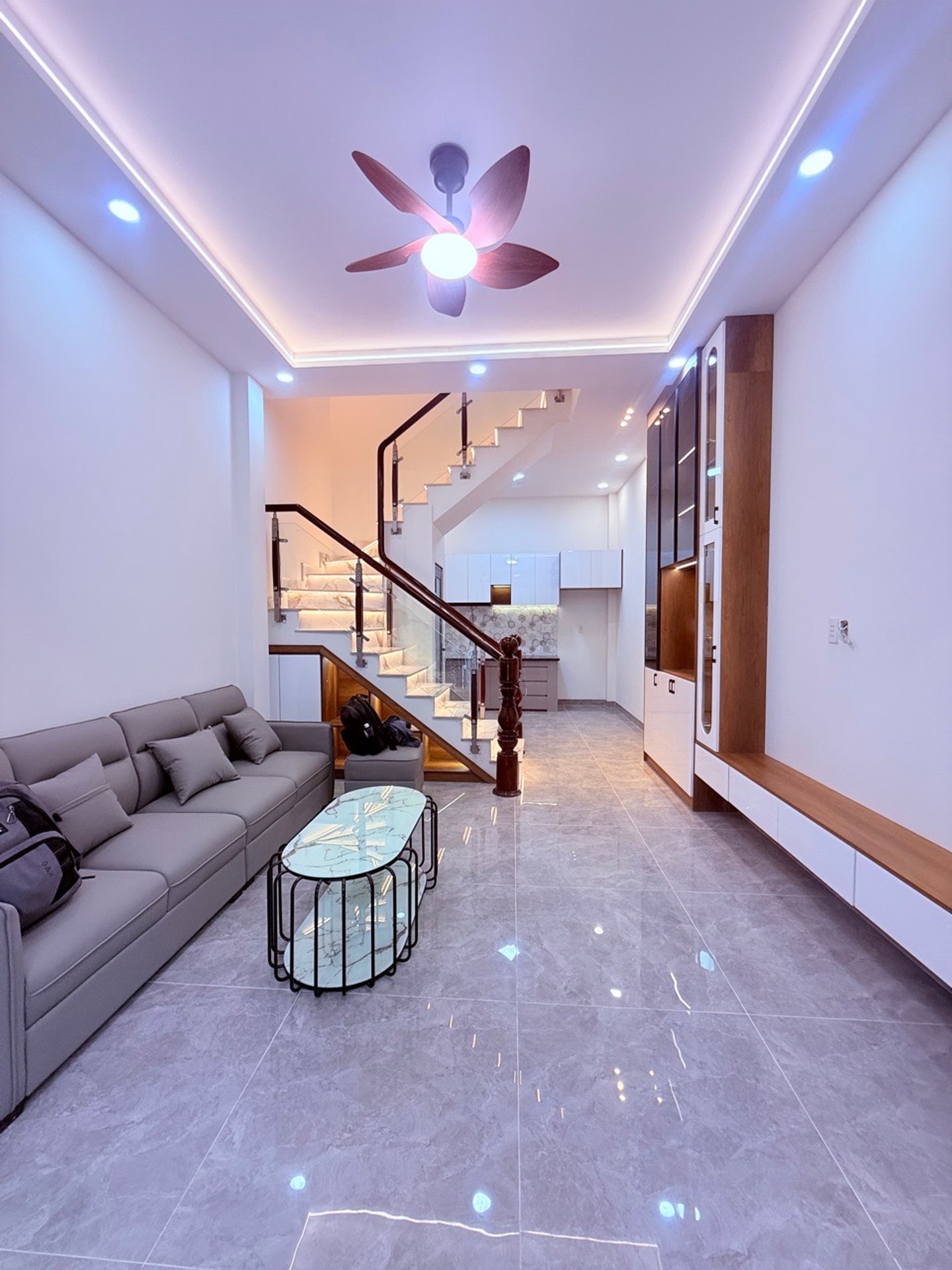 Nhà đẹp 4 tầng, gần chợ và tiện ích, giá siêu hấp dẫn