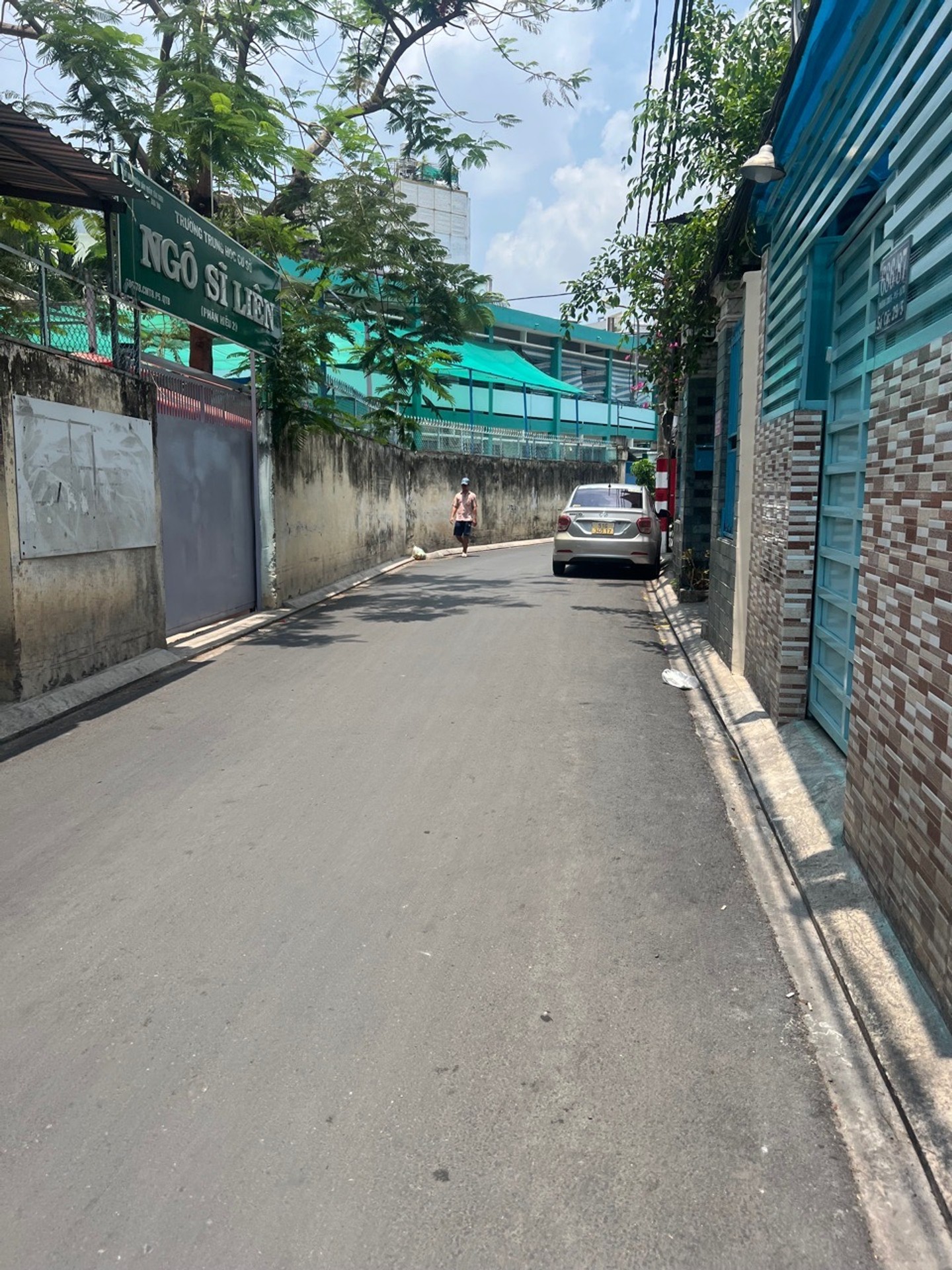 Bán nhà riêng 2 tầng, 50m2, sát Công viên Lê Thị Riêng, hẻm xe tải, có sân đậu ô tô