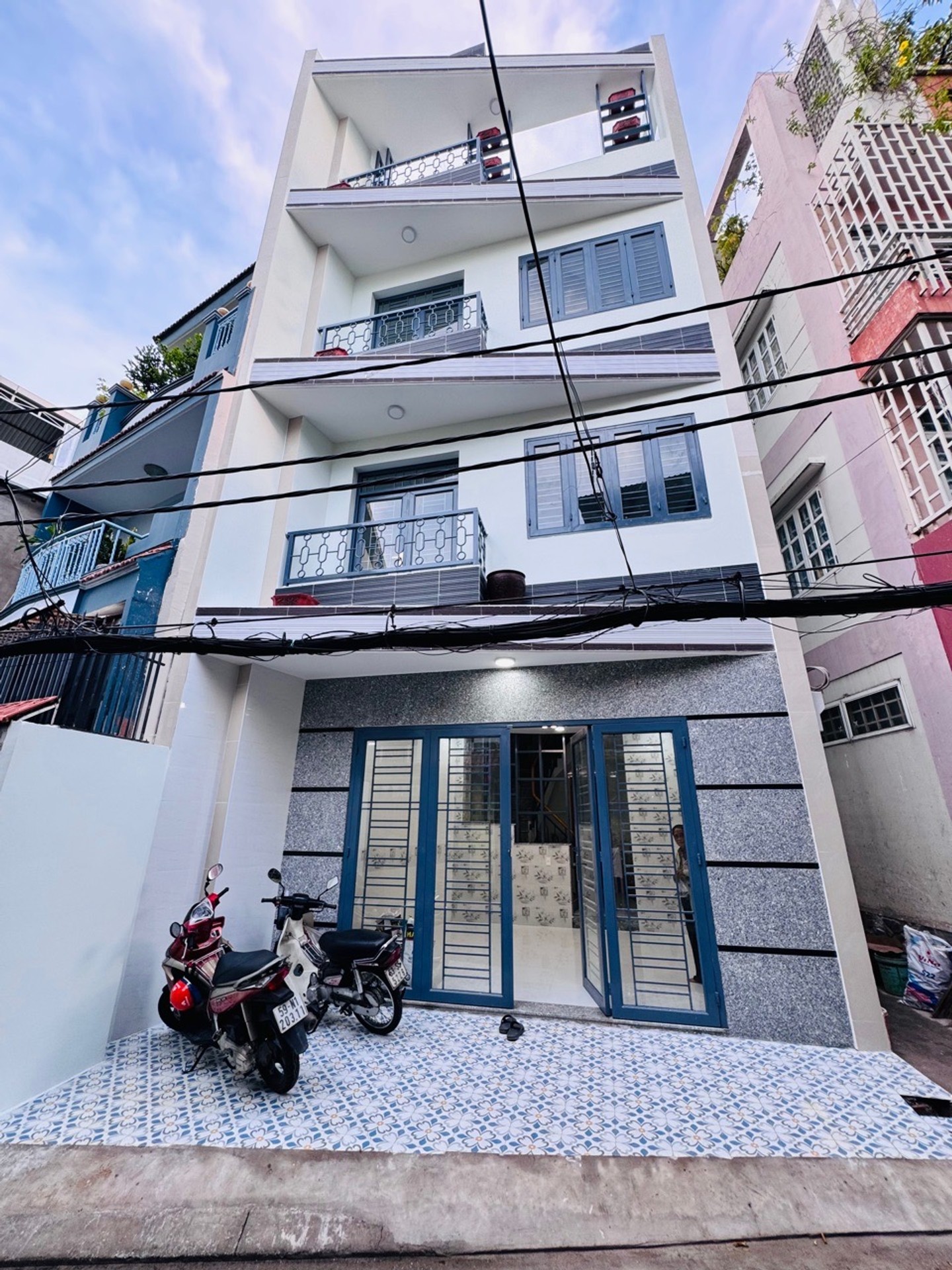 Nhà mới 4 tầng sân thượng, hẻm xe hơi ngay Nguyễn Kiệm
