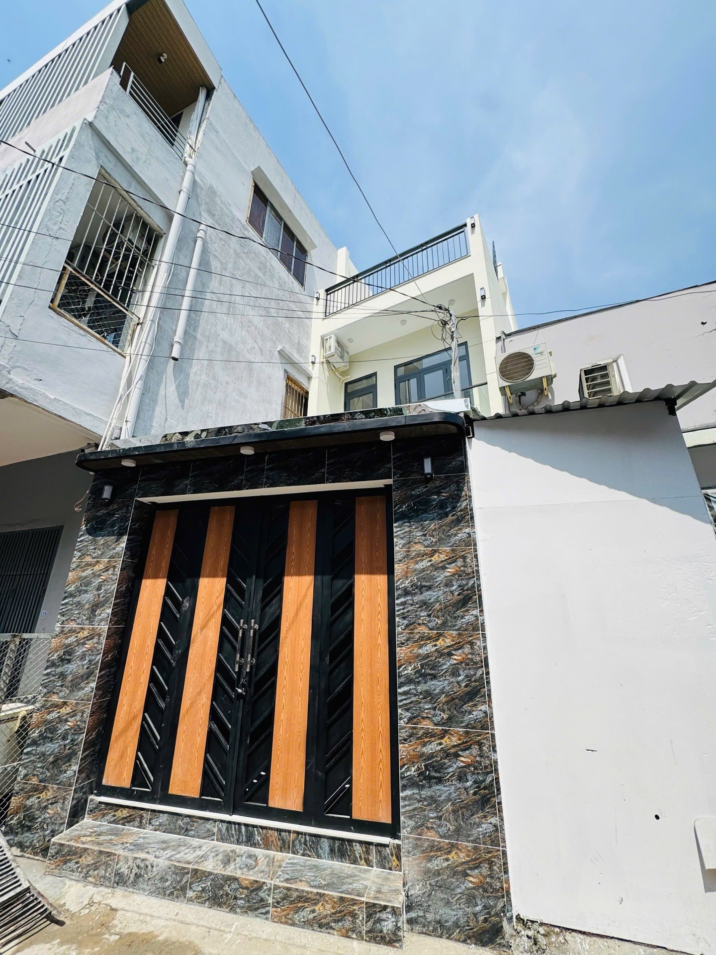 Nhà mặt tiền đẹp, kinh doanh sầm uất tại Âu Cơ