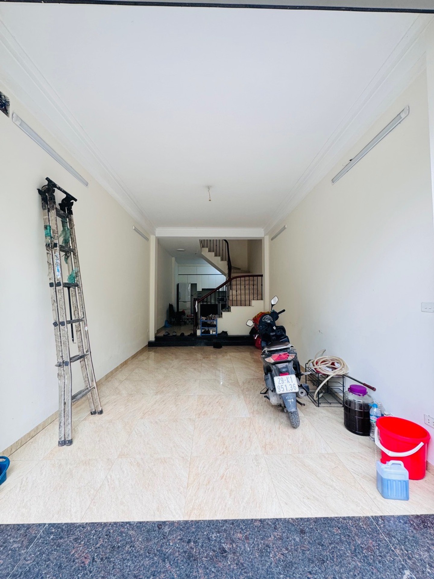 Bán nhà riêng 5 tầng diện tích 40m² tại Thạch Bàn, giá 15 tỷ đồng