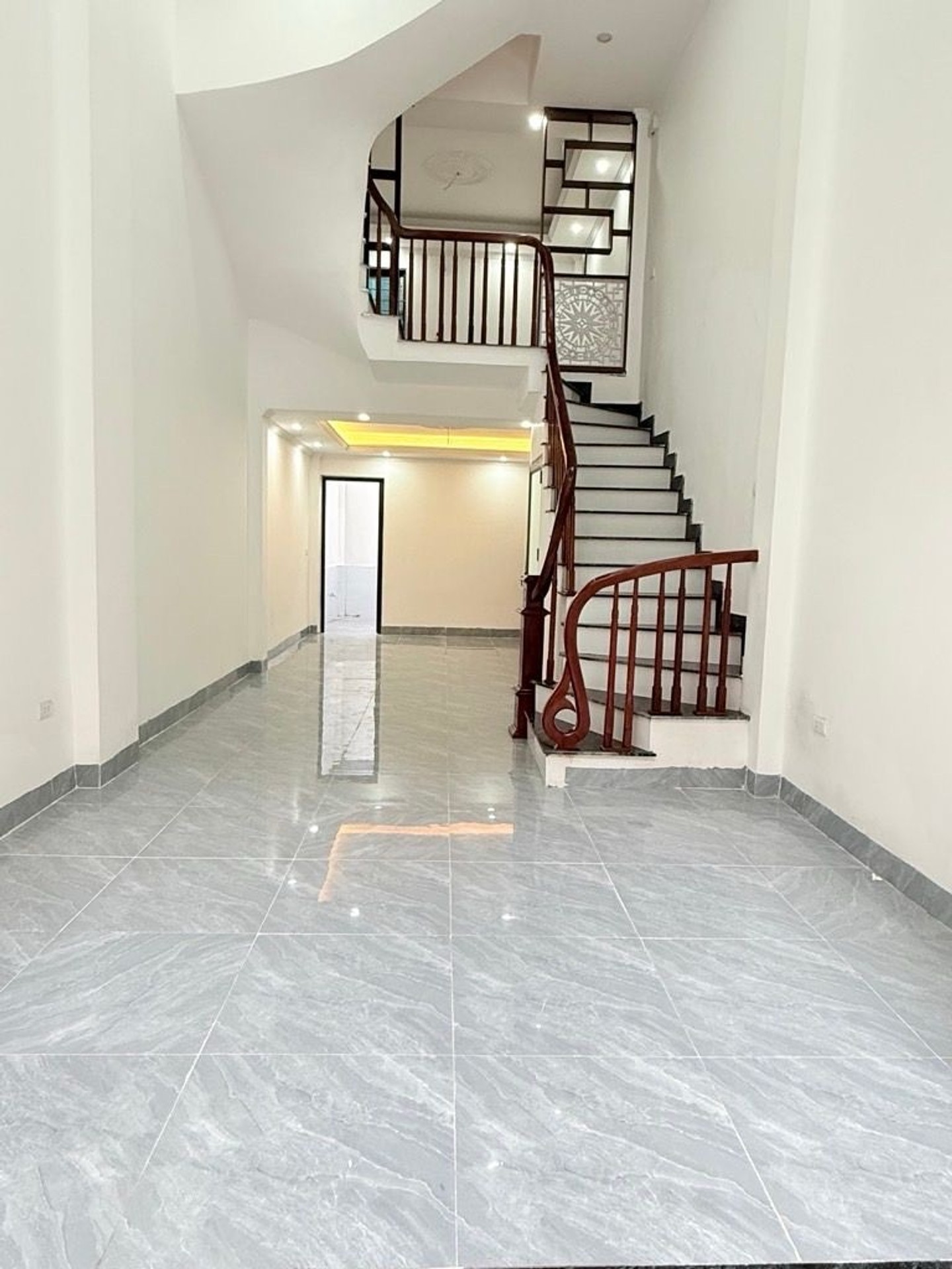 nhà 5 tầng hiện đại rộng thoáng ngay Ngọc Hồi / gần bến xe nước ngầm