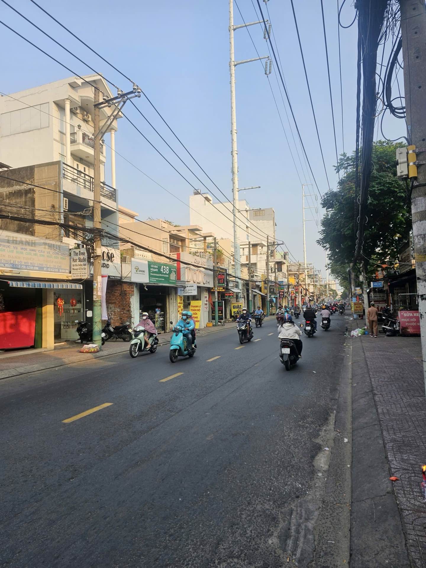 🔥 MTKD ÂU CƠ – NGANG BỀ THẾ 10M – 688M² ĐẤT VÀNG

🏢 10.3x70m • mặt tiền + hẻm sau 4m • sổ vuông n