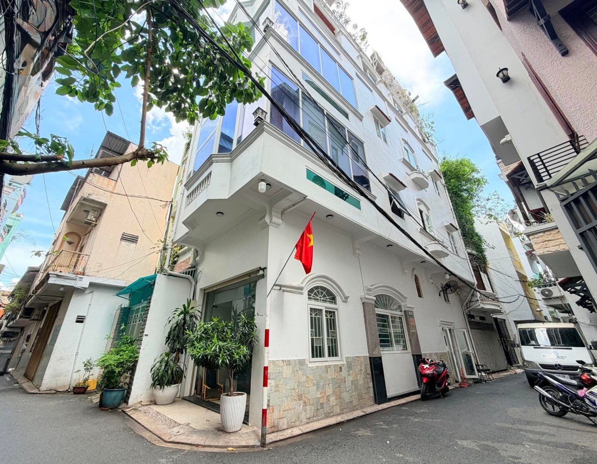 Nhà 5 Tầng Góc Sát Mặt Tiền Hoàng Văn Thụ - Giá Sốc