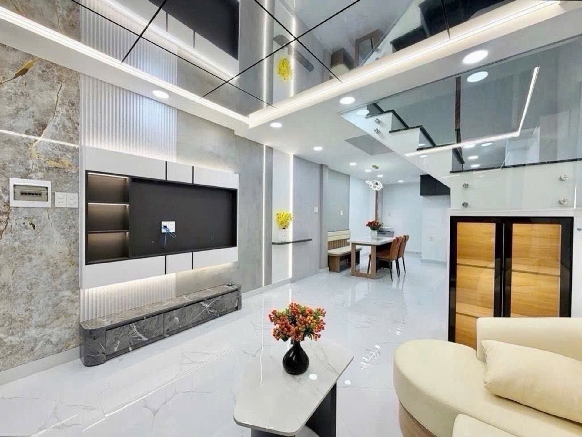 Nhà 5 tầng full nội thất siêu xịn ở Phú Nhuận