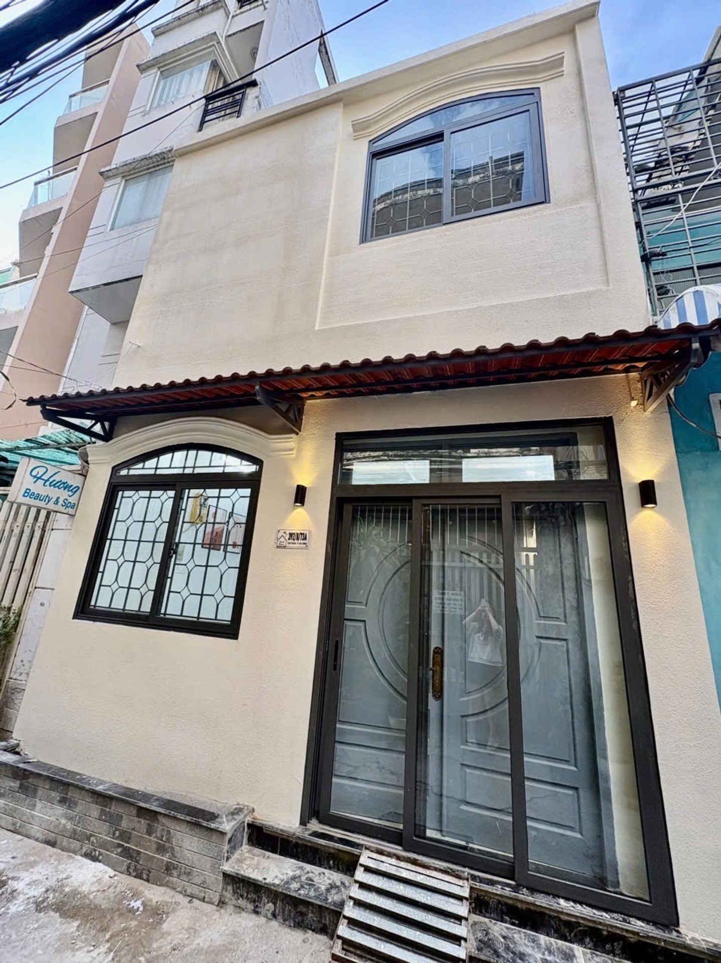Nhà 3 tầng xinh xắn ngay trung tâm Quận 10, giá hấp dẫn