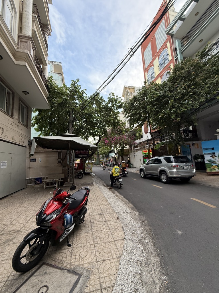 Toà nhà lô góc 6 tầng thang máy ngay trung tâm KDC Trung Sơn