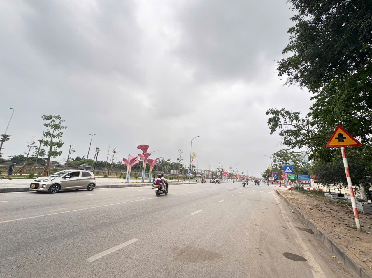MẶT PHỐ KINH DOANH SẦM UẤT NGÀY ĐÊM-SẴN KIOT DÒNG TIỀN ĐỀU HÀNG THÁNG-NGAY BV NHIỆT ĐỚI-GẦN KCN BẮC