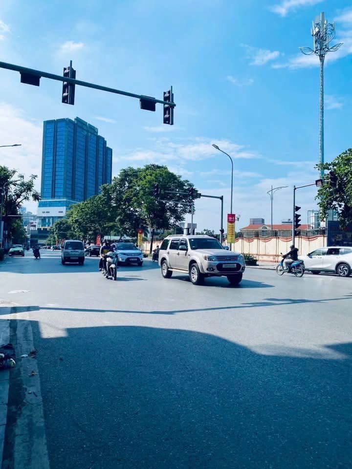 Cơ hội hiếm có-Nhà khu phân lô- Ô tô tránh-Vị trí đắc địa Lê Trọng Tấn