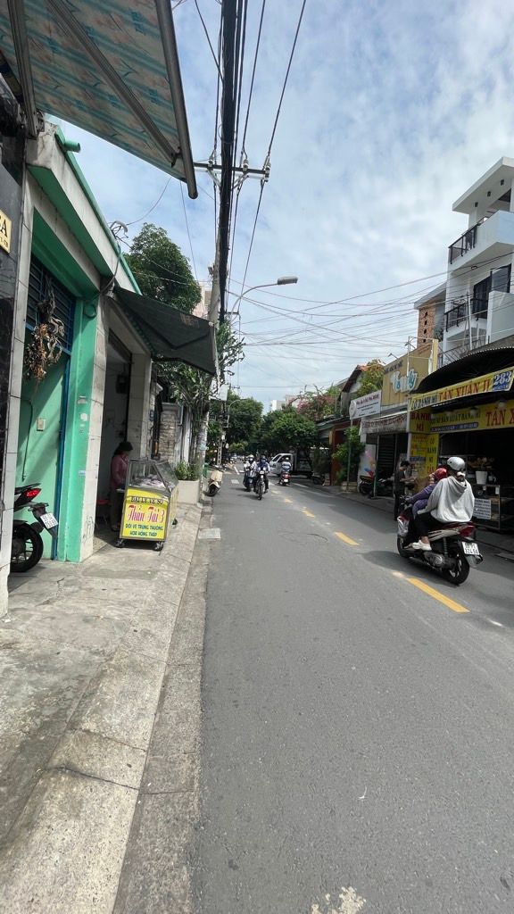 Nhà mặt tiền Bàu Cát, 5 tầng, rộng thoáng, giá siêu hợp lý