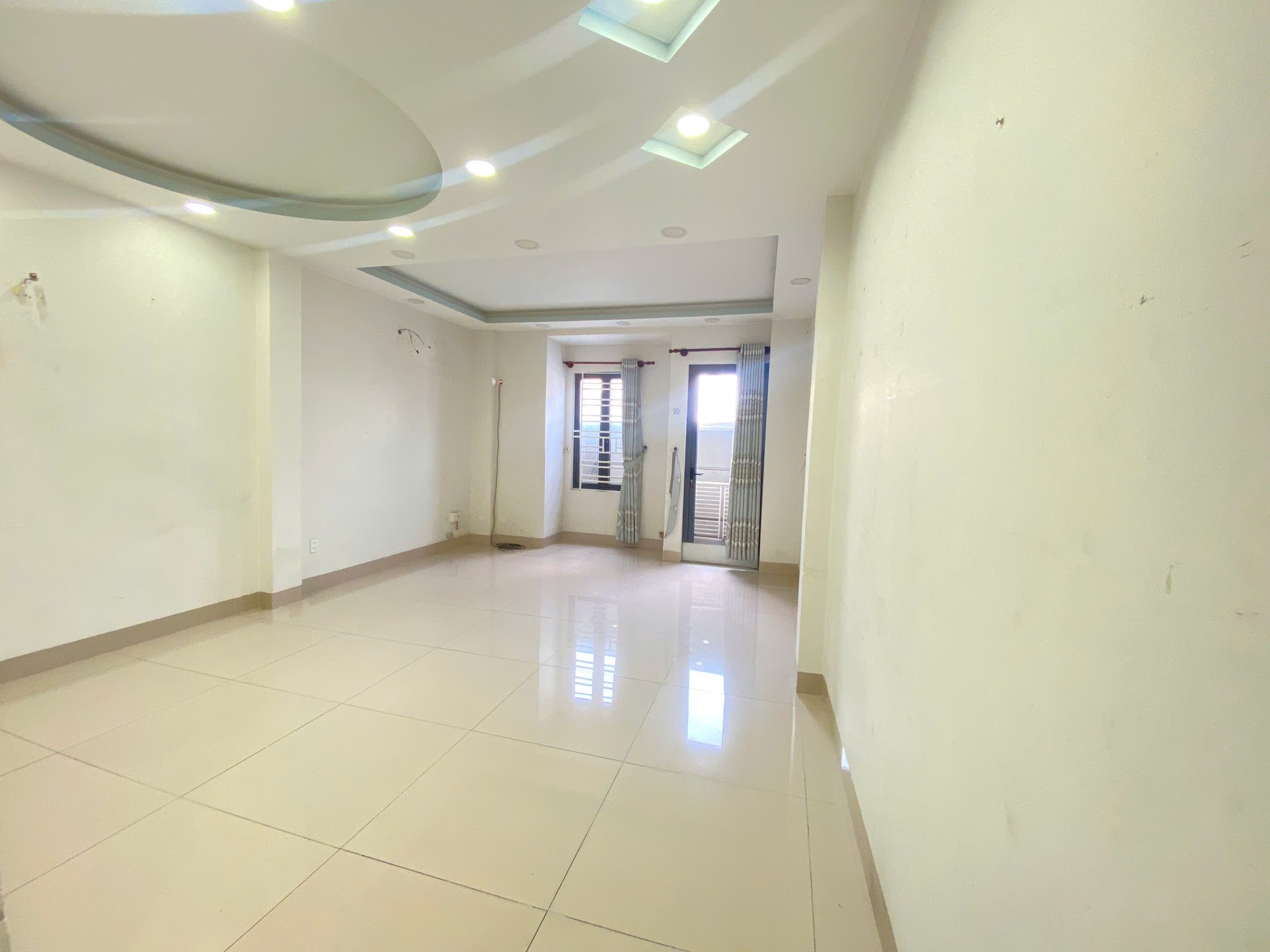 Bán nhà mặt phố Lạc Long Quân, 4 tầng, mặt tiền 4.5m, kinh doanh hiệu quả