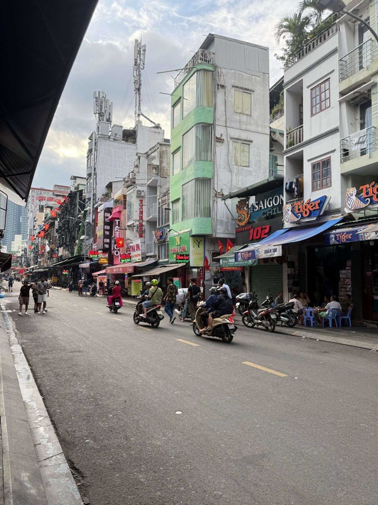 Nhà mặt phố 7 tầng khu phố Tây Bùi Viện, Quận 1 phù hợp kinh doanh khách sạn