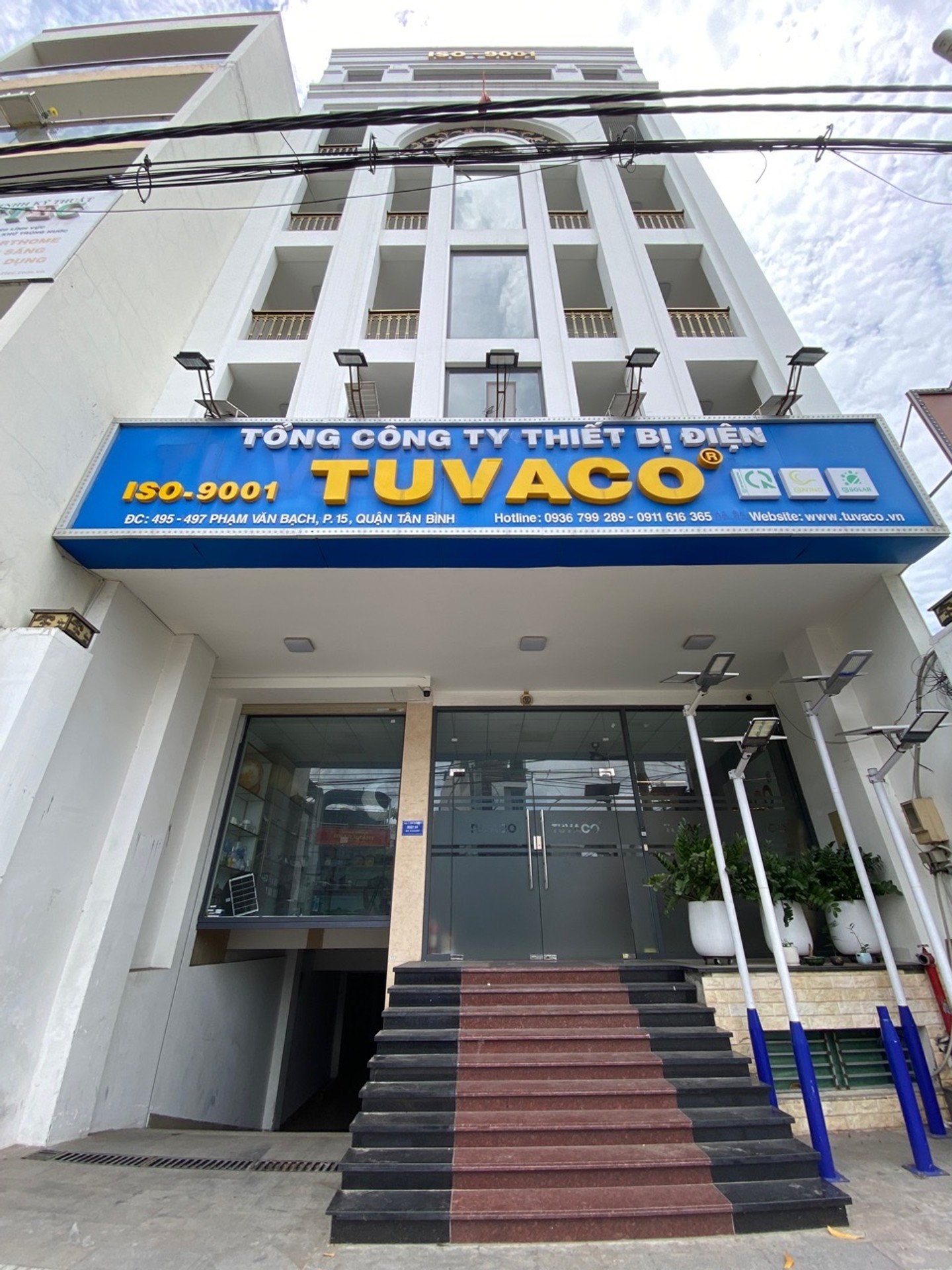 Toà Nhà Văn Phòng Đẳng Cấp Trên Phạm Văn Bạch, 7 Tầng Sang Trọng