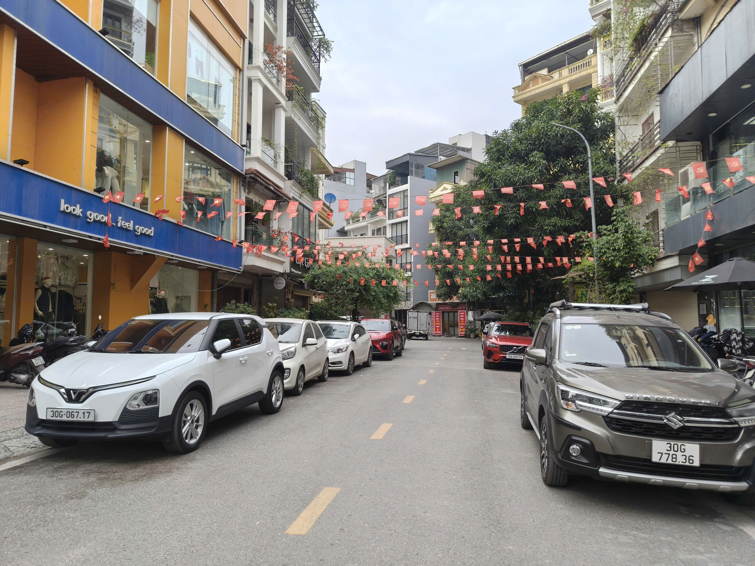 11 tỷ, Bán nhà phố Nguyễn Văn Cừ, 5 tầng, ô tô thoải mái, 52m2