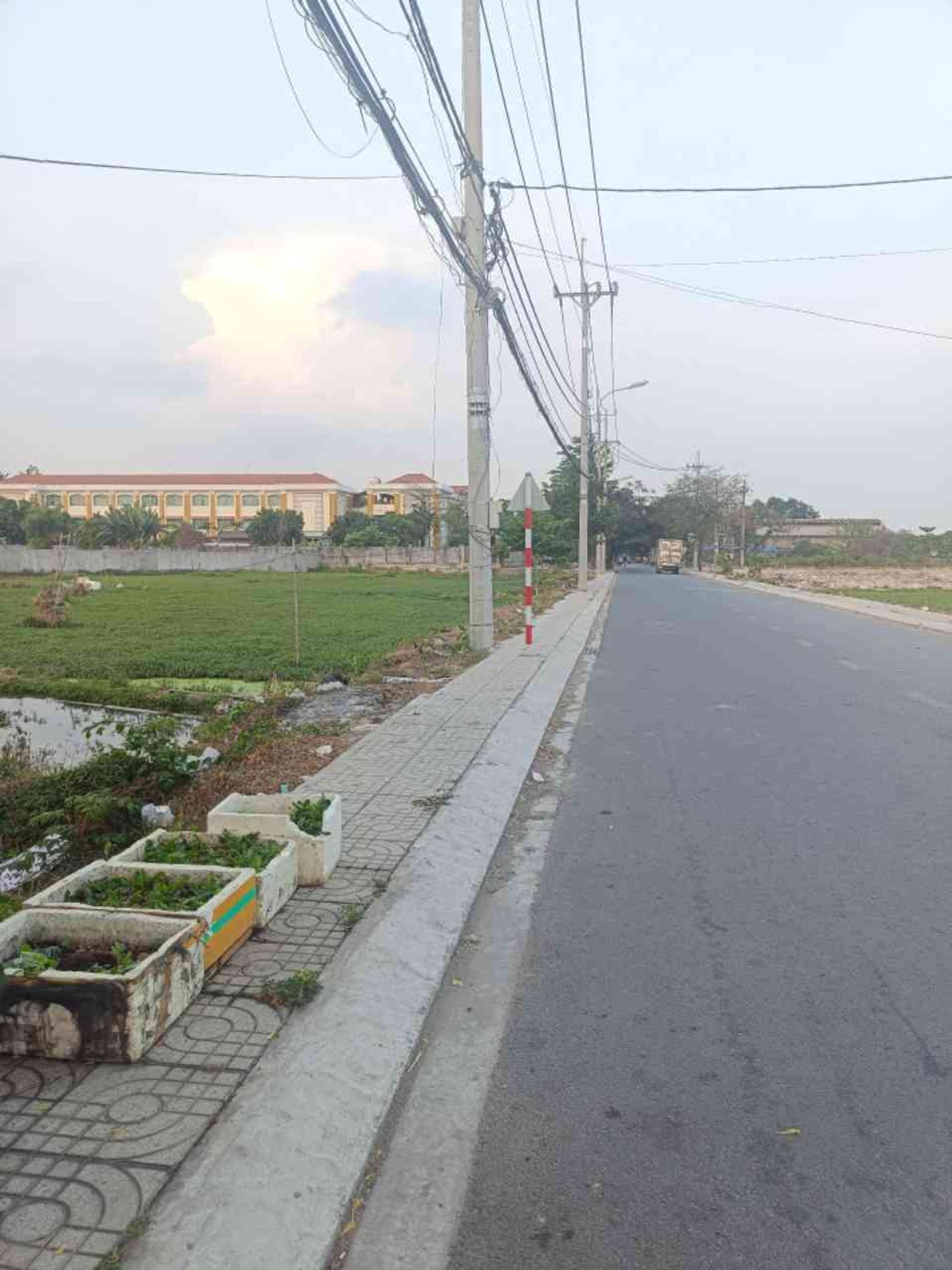 Bán đất thổ cư Bà Điểm 4 mặt tiền 10m, gần Quận 12