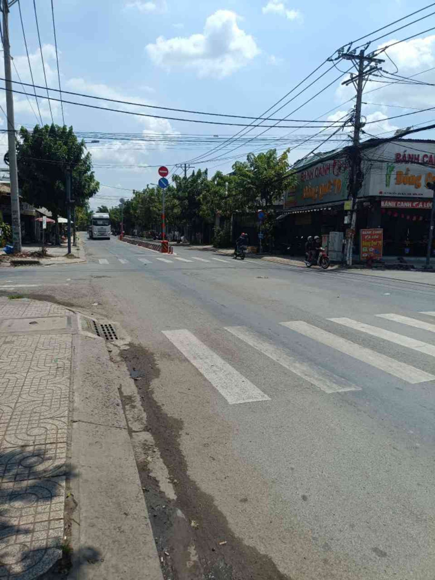 Bán nhà mặt phố tại Nguyễn Văn Bứa, mặt tiền rộng 13.7m, vị trí kinh doanh sầm uất