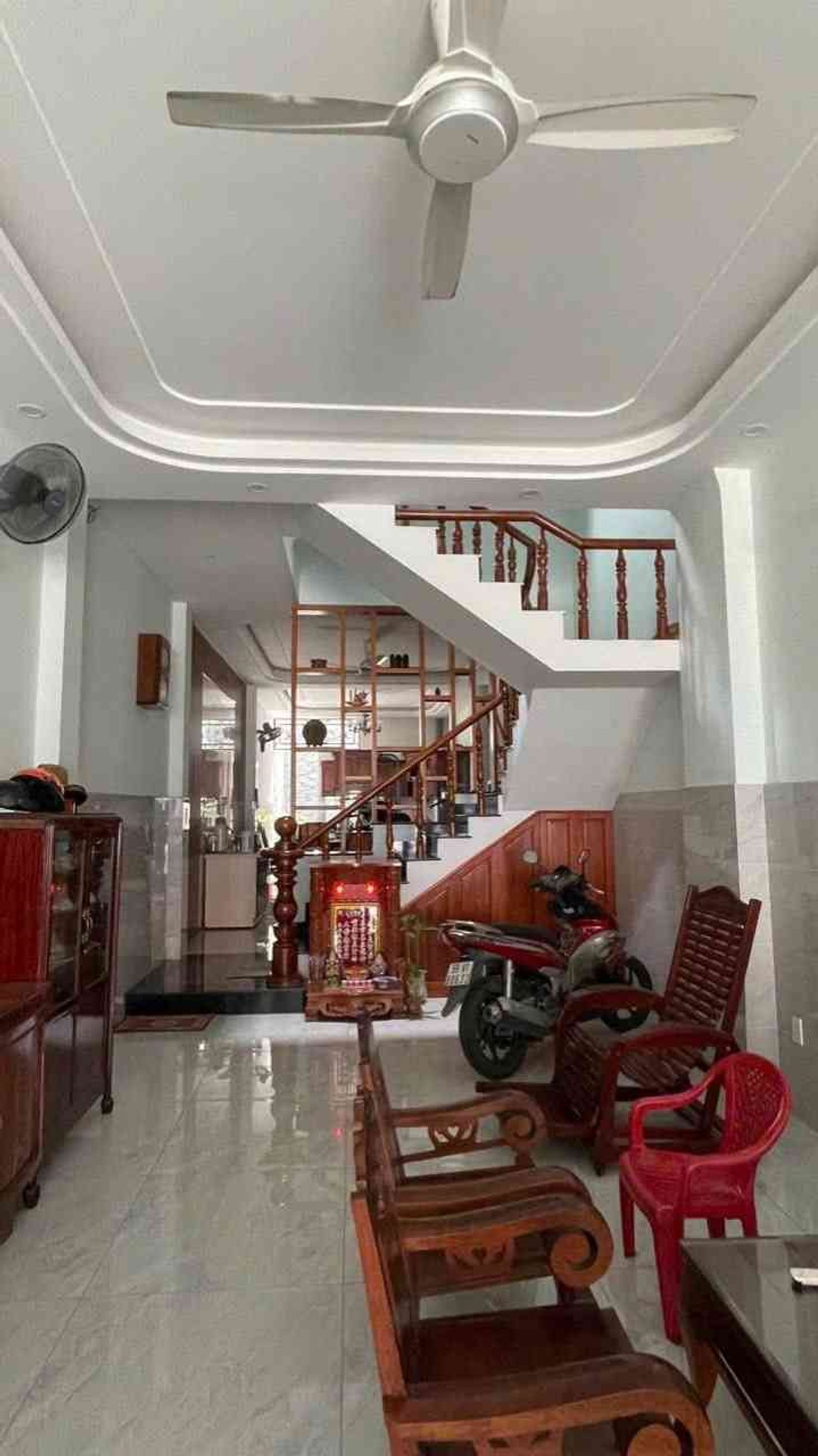 Bán nhà mặt phố Phạm Văn Bạch, 4 tầng, 100m2, gần sân bay, phù hợp kinh doanh-20tỷ