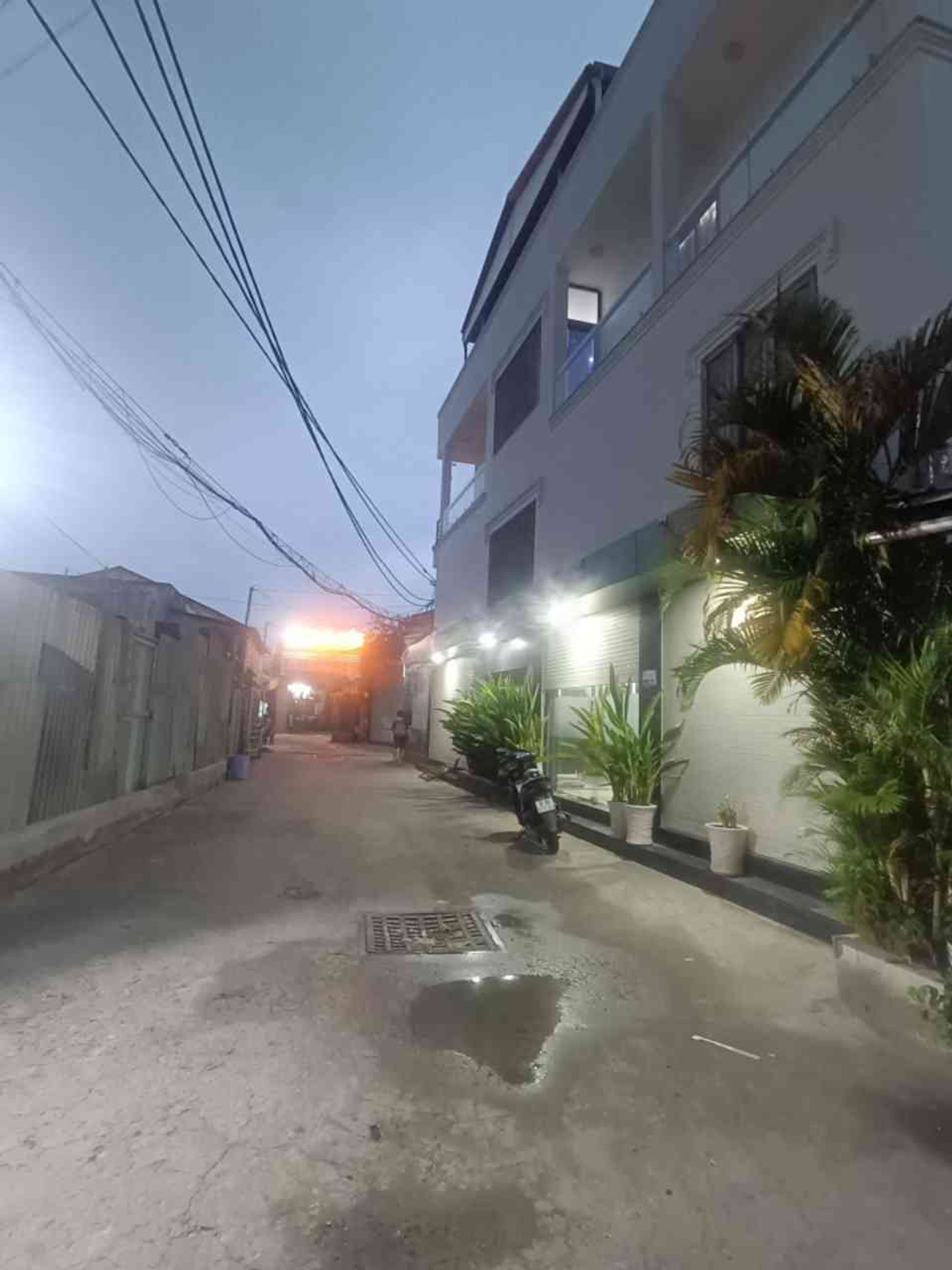 BÁN NHÀ SONG HÀNH ĐÔNG HƯNG THUẬN Q12 – 100M² – 4 TẦNG BTCT – 4PN – 4WC – SÂN THƯỢNG – 7.5 TỶ