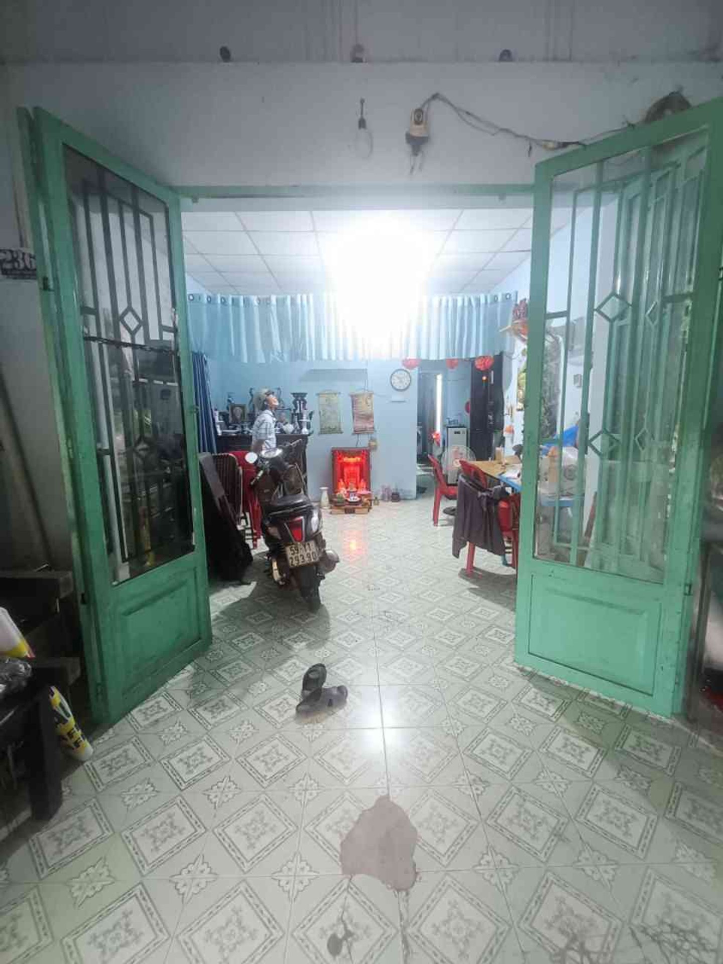 Bán nhà mặt phố tại quận với mặt tiền rộng, giá 2,4 tỷ đồng