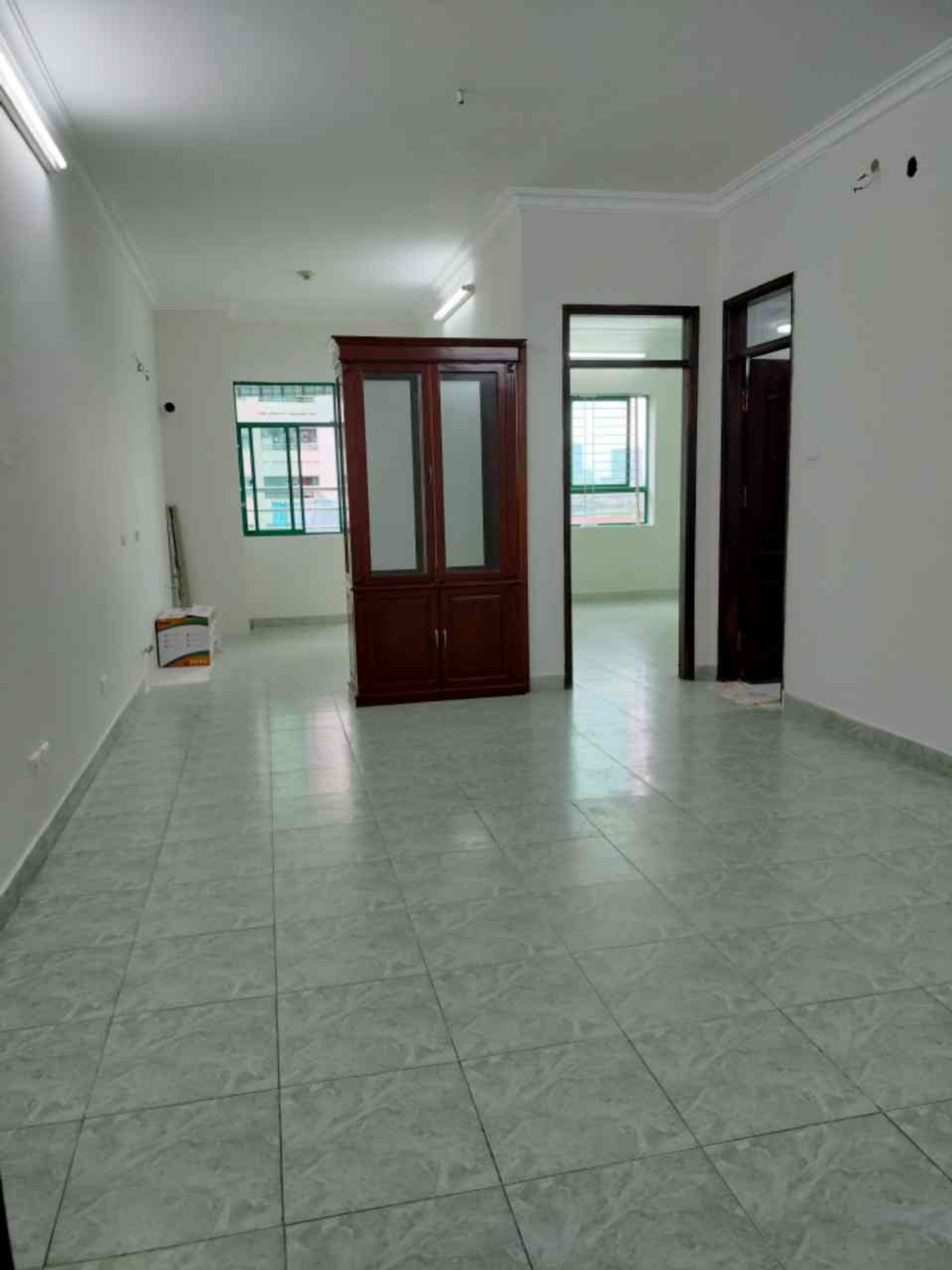 Bán căn hộ chung cư 2 phòng ngủ tại mặt phố Lê Văn Lương, diện tích 65 m2, pháp lý rõ ràng