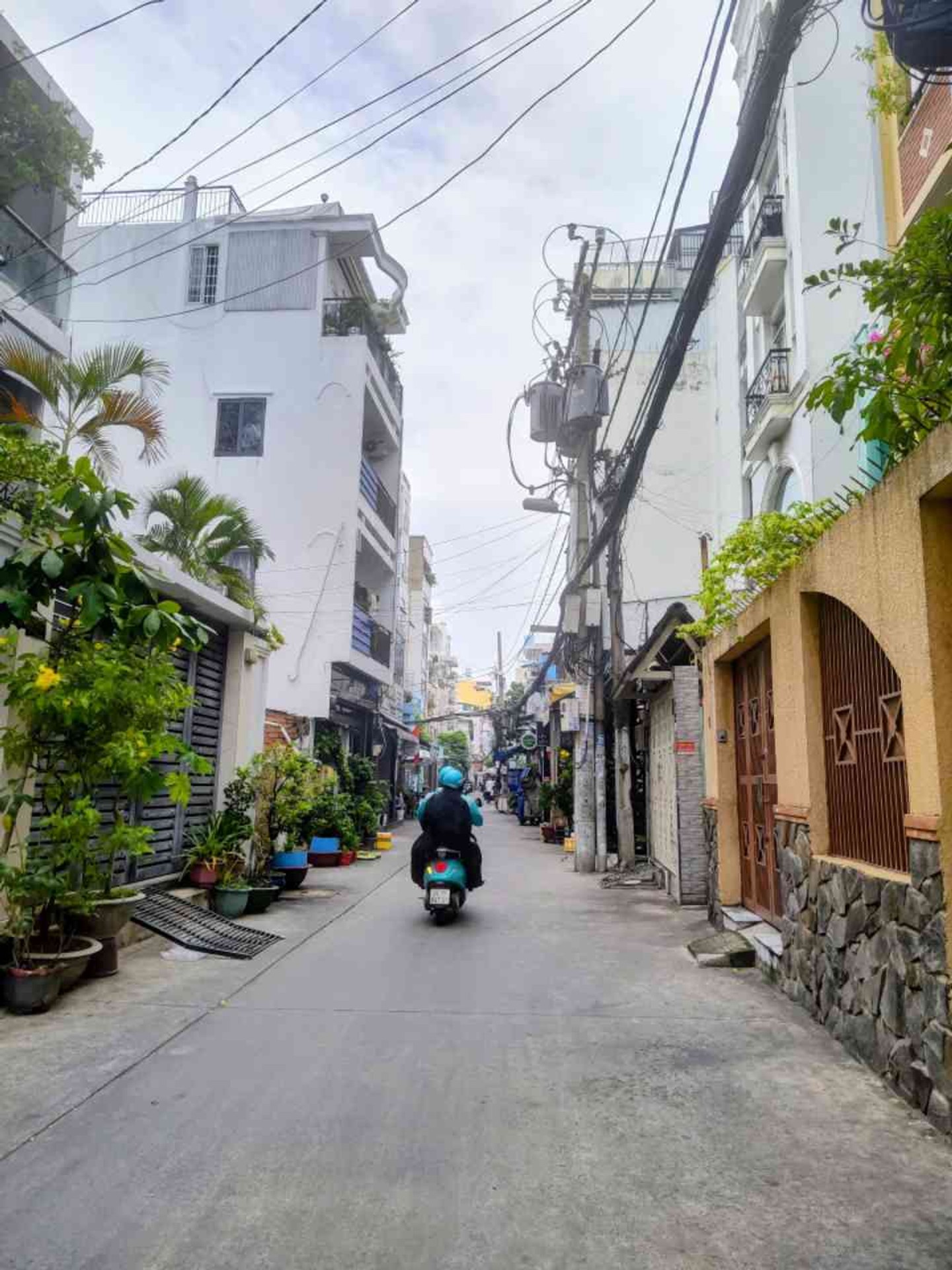 VỊ TRÍ: TT QUẬN 10 GẦN XE HƠI CÁCH VÀI BƯỚC CHÂN
KẾT CẤU: 3 TẦNG BTCT CHẮC CHẮN, 3PN. TIỆN ÍCH: