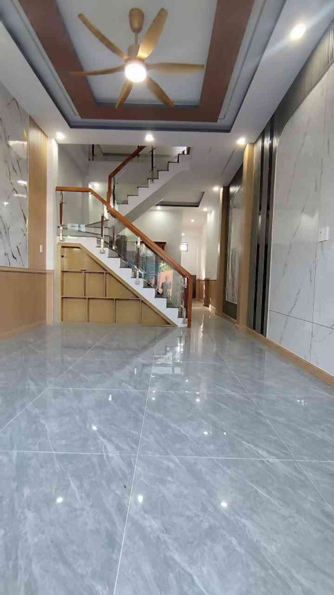 Bán nhà mặt phố 2 tầng tại Tân Khánh, TP HCM, diện tích 81m2, sân đỗ ô tô tiện lợi