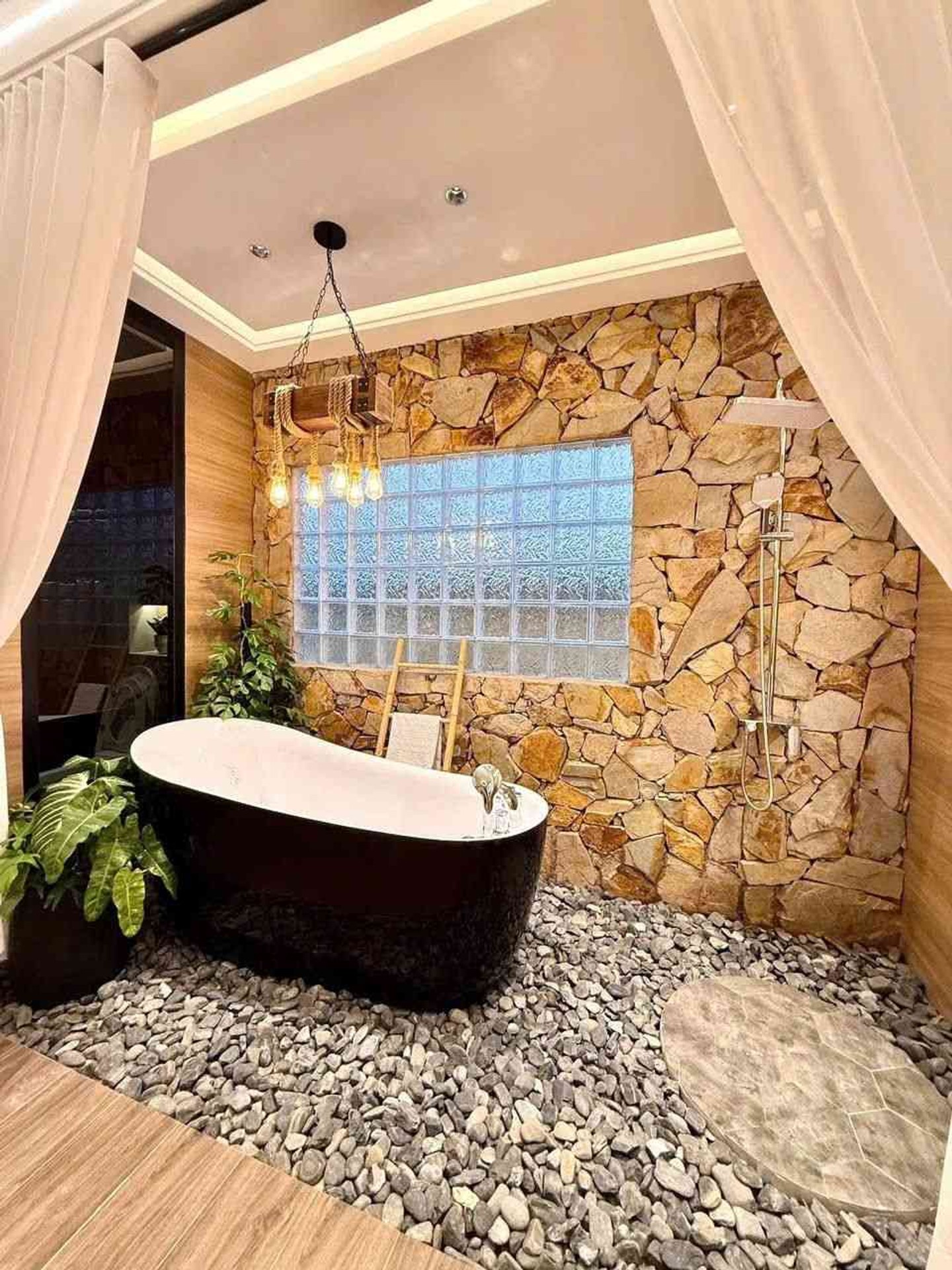 Căn Nhà 6 Tầng Sang Trọng Với Thang Máy Tại Thống Nhất