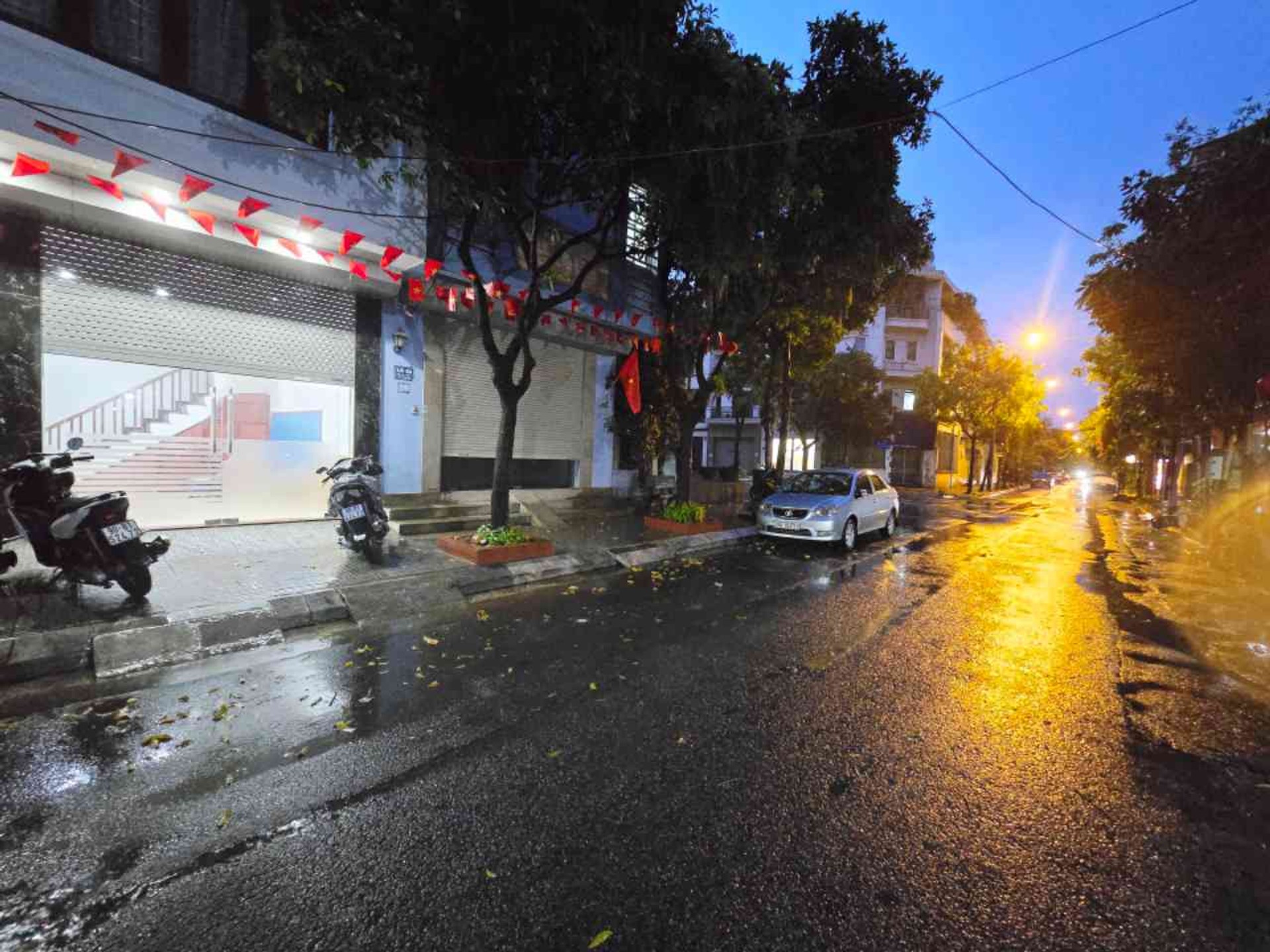 Bán nhà mặt phố Văn Phúc Văn La 6 tầng, Vỉa Hè Ôto kinh doanh tốt giá 12.6 tỷ
