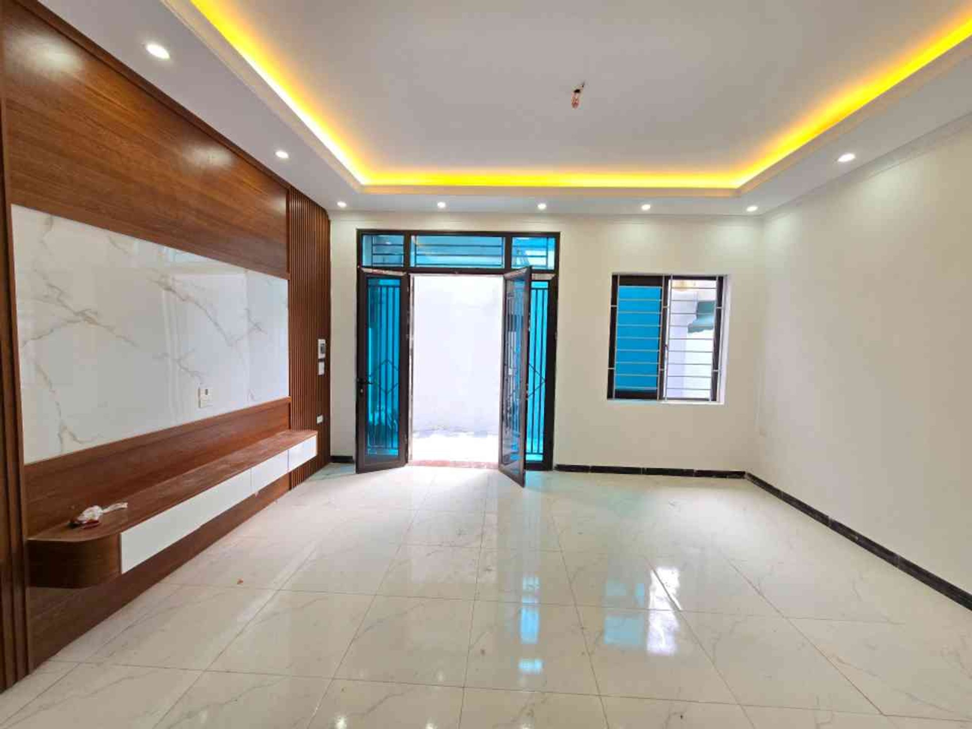 Bán nhà 5 tầng giá 6,6 tỷ tại Đa Sỹ, gần phố, ô tô