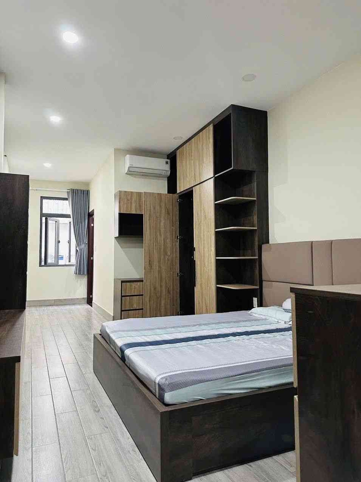 Tòa nhà 5 tầng mới, thang máy.
Gồm 7PN, 1 Phòng thờ, 7WC, Mặt bằng kinh doanh.
Siêu Vị trí Vip