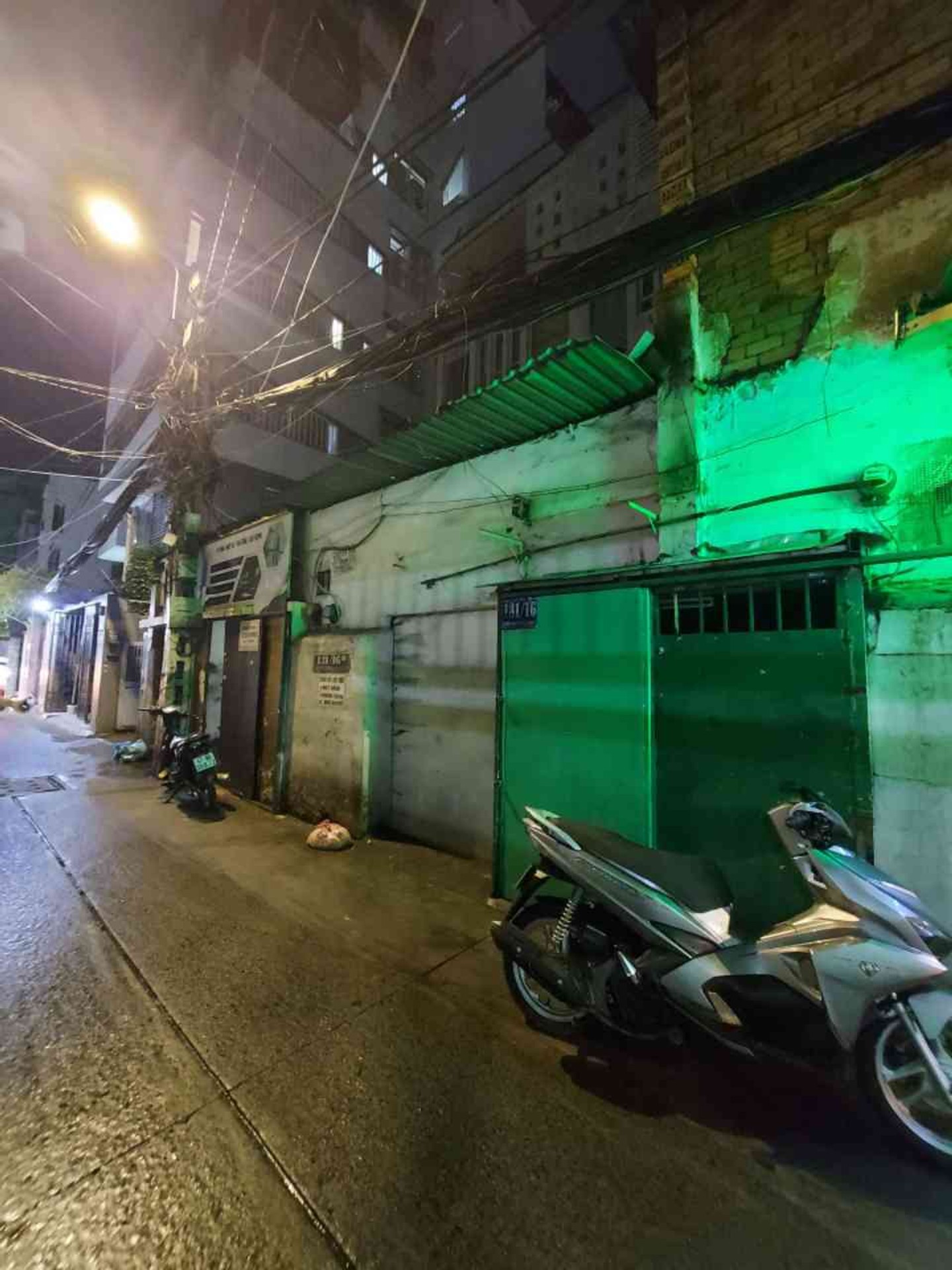 Nhà mặt hẻm rộng, giá mềm khu Quận 10
