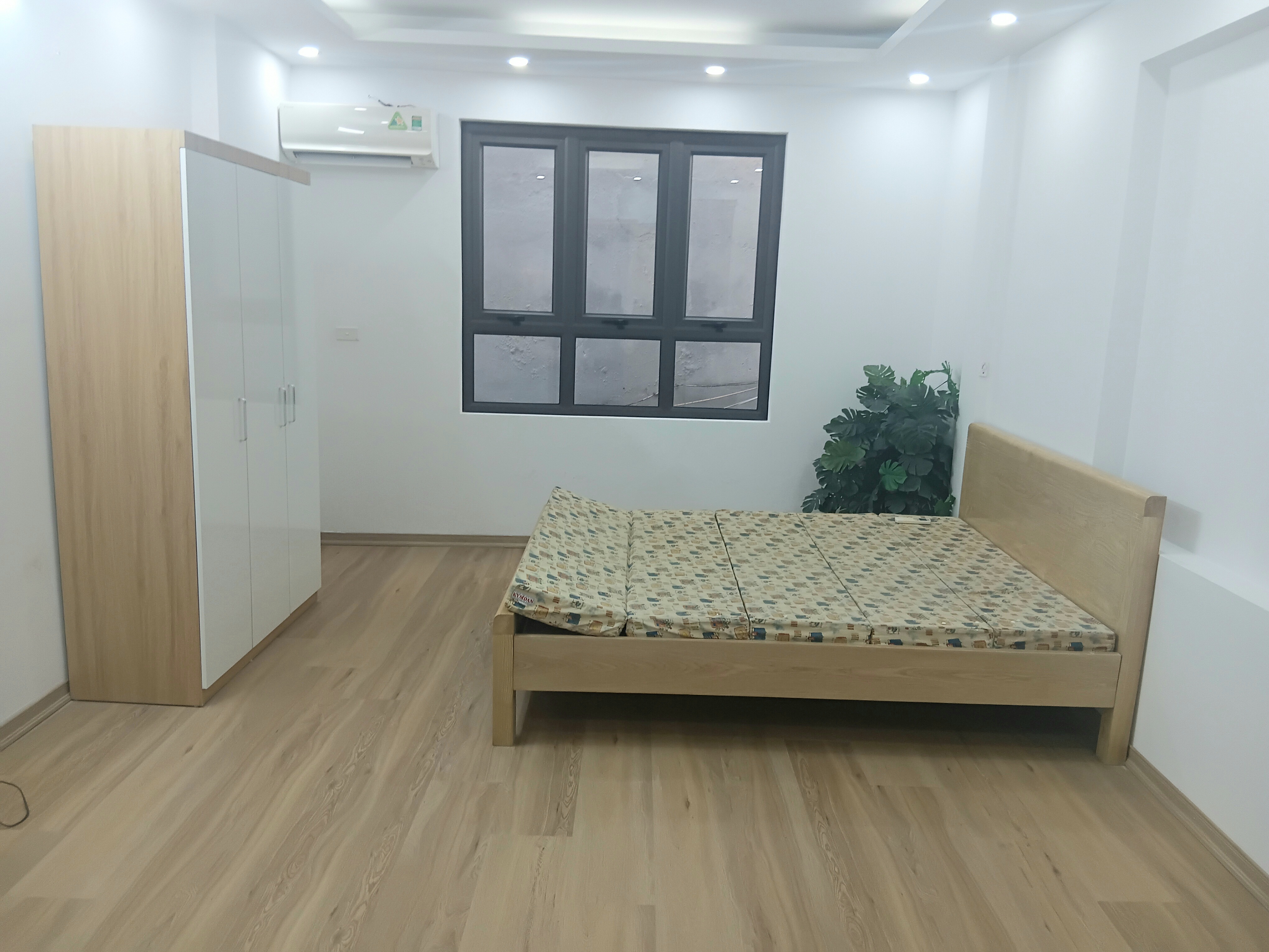 Bán nhà 5 tầng Hồ Tùng Mậu 200m ra ĐH thương mại, 2 mặt thoáng, 05 ngủ.