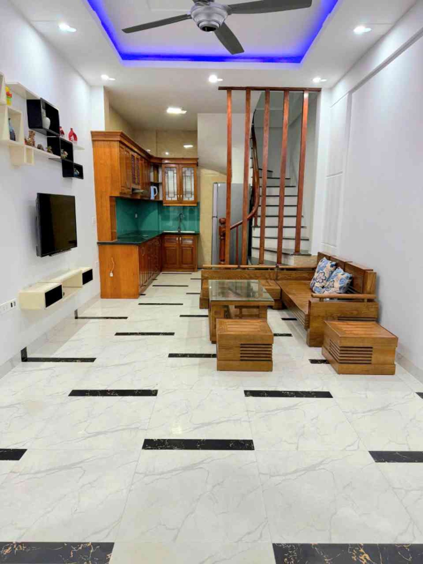 7,5 tỷ Nhà 5 tầng full nội thất tại phường Vĩnh Hưng, quận Hoàng Mai, ô tô đỗ cổng